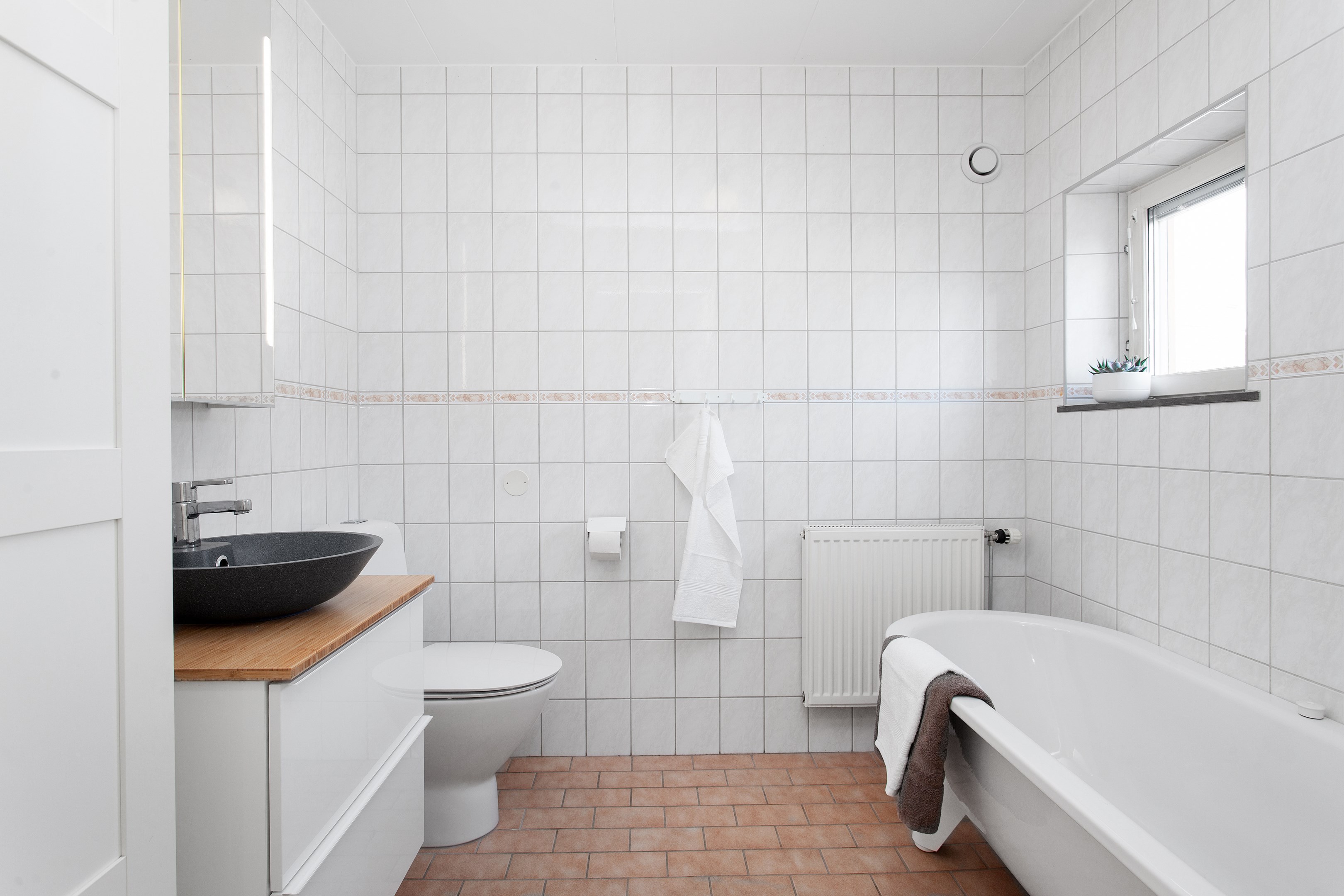 Badrum med badkar övre plan