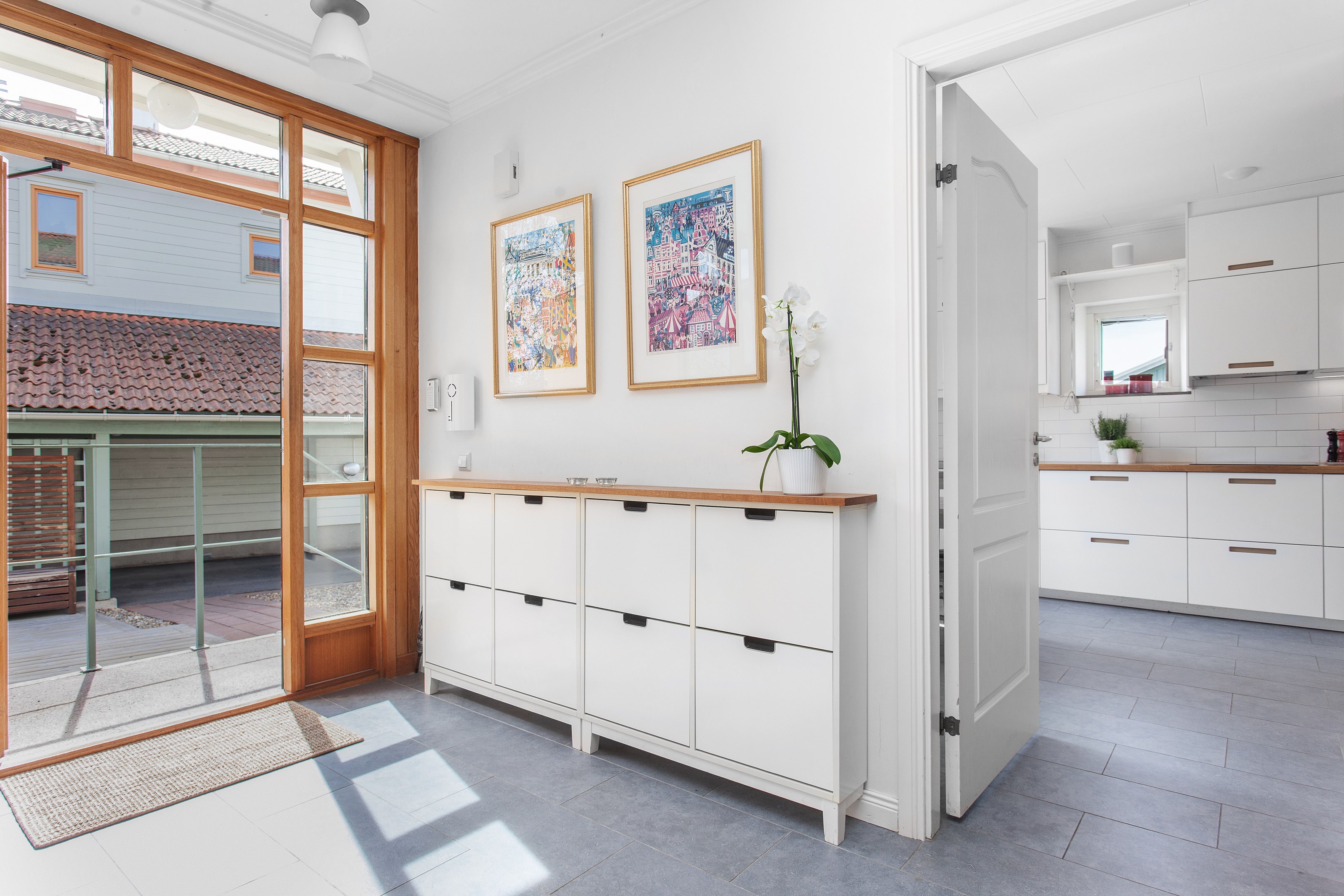 Hall med ingång till kök