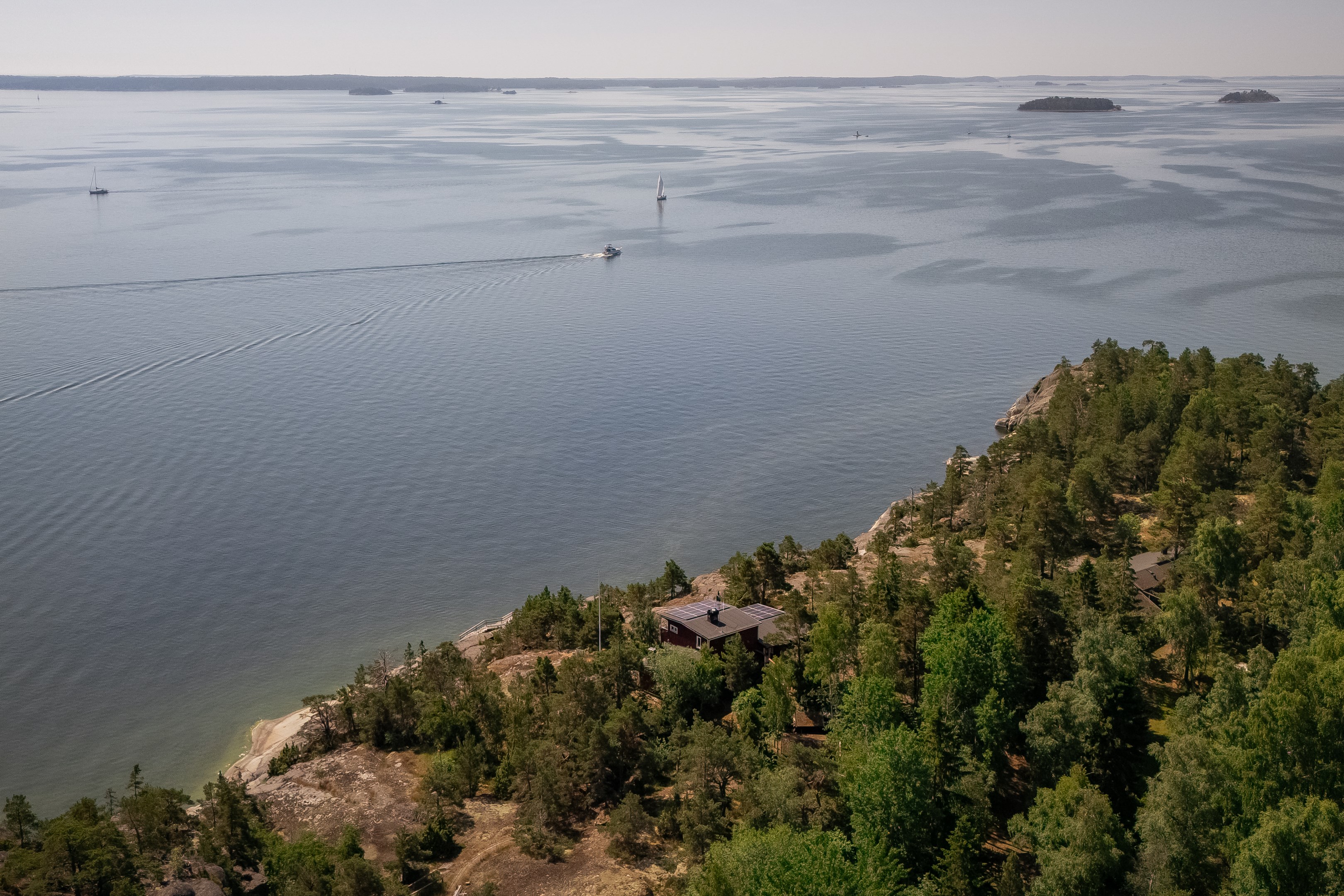 Med grannfastigheten Höl 1:375 erbjuds här en samlad landareal om hela 25.288 kvm