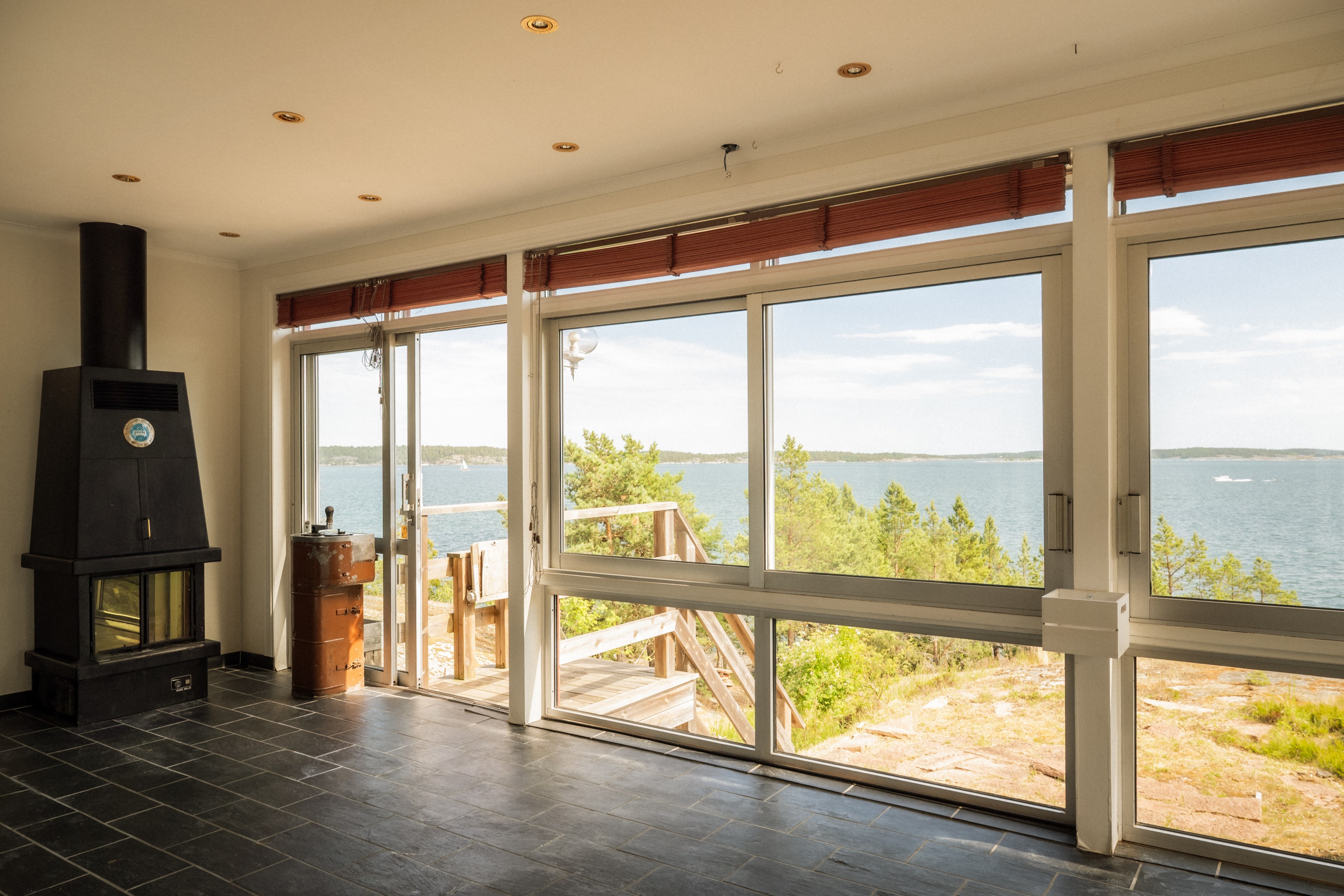 Glasveranda med vidsträckt vy över fjärden