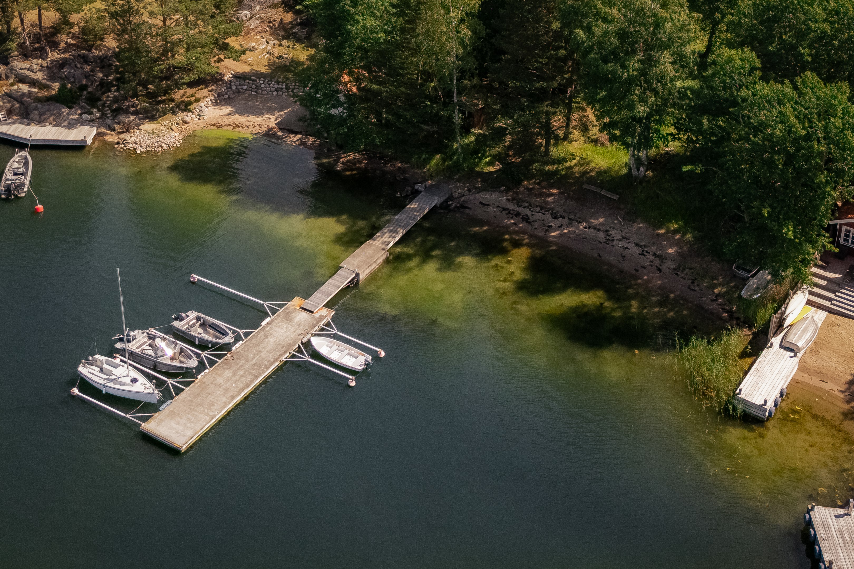Möjlighet till båtplats med skyddat läge i viken ett par hundra meter från tomtgräns