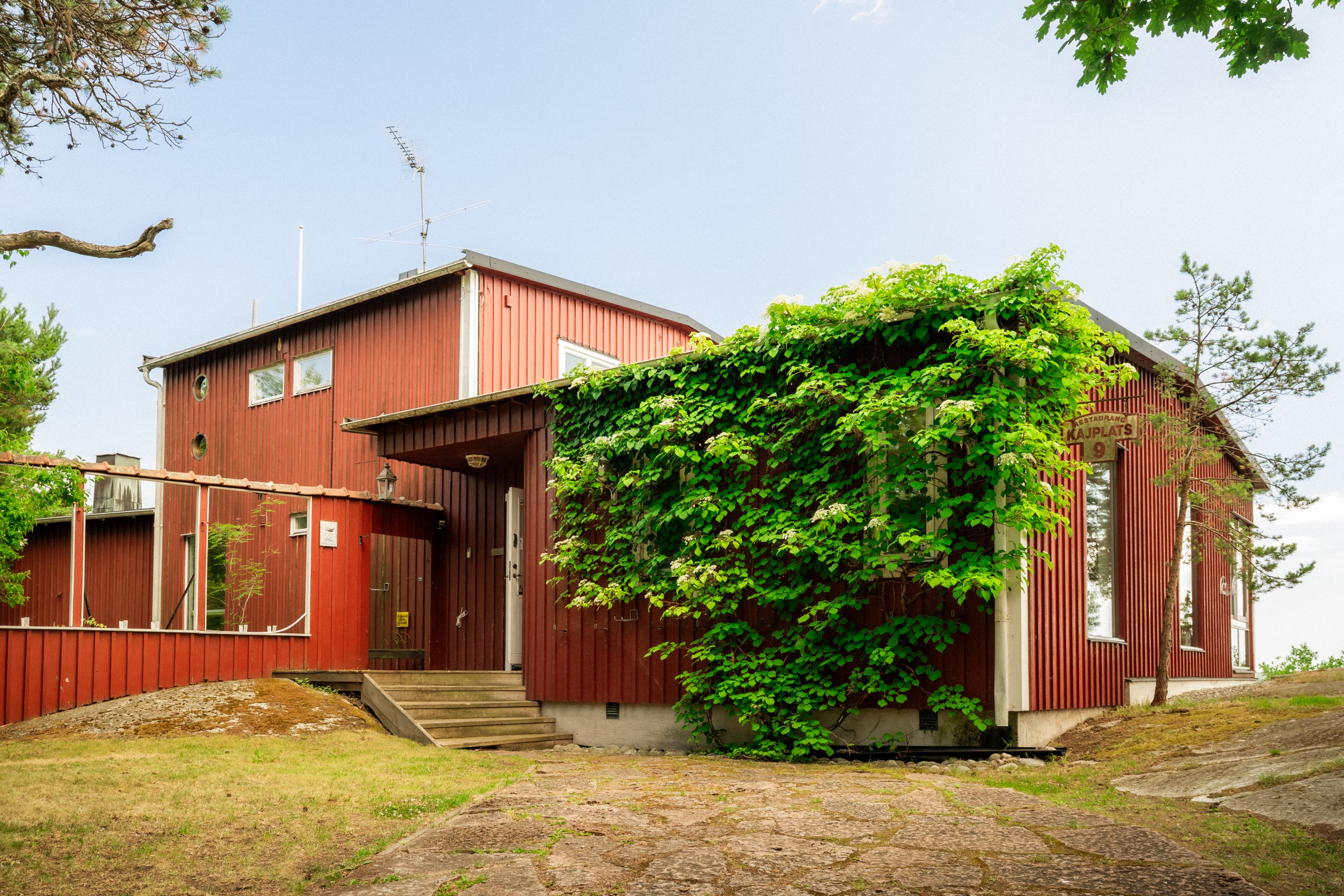 Ogenerat läge med bra väg hela fram till huset