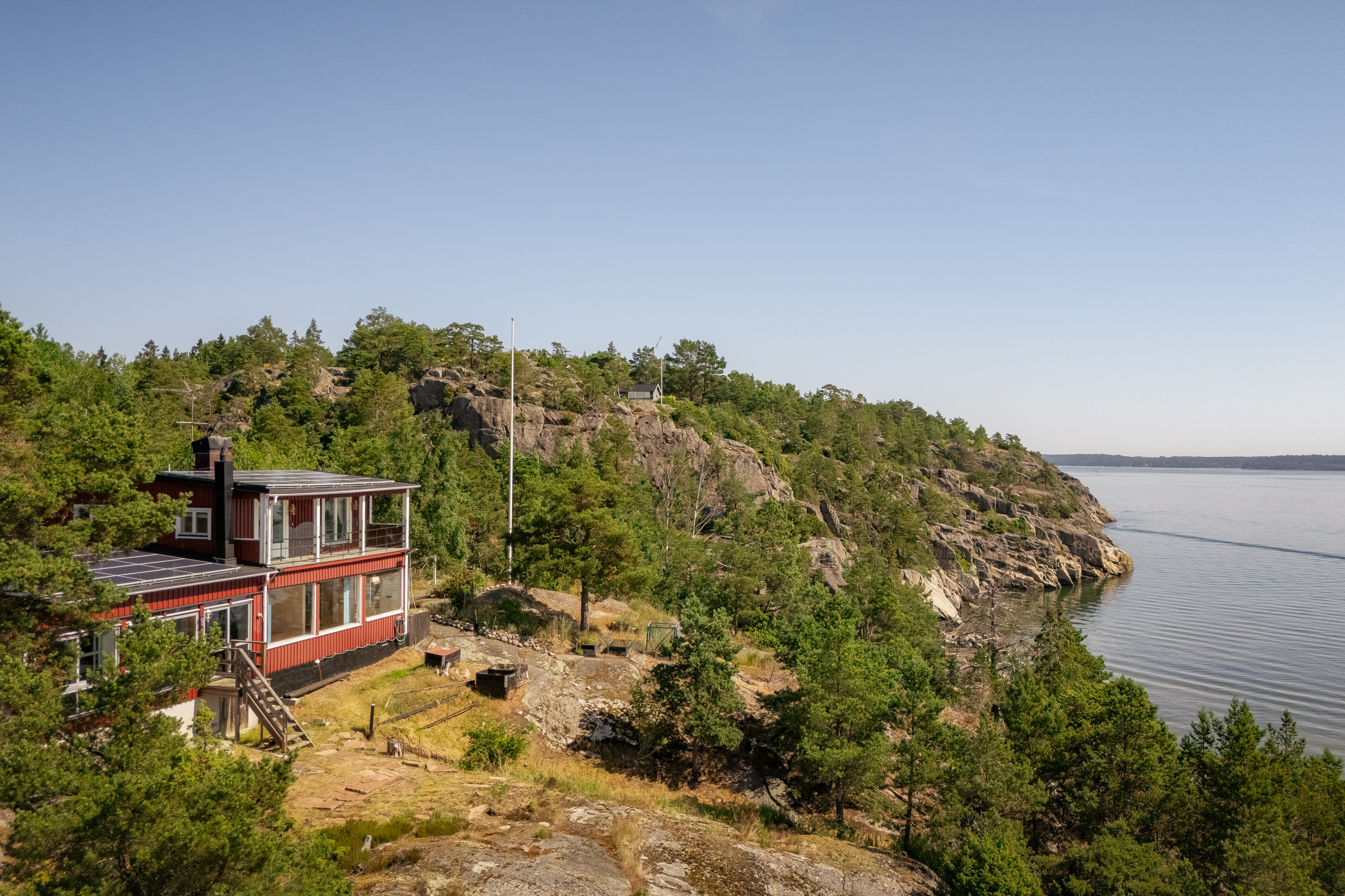 Huvudbyggnad om 201 kvm med förstklassigt läge strax ovan strandlinjen