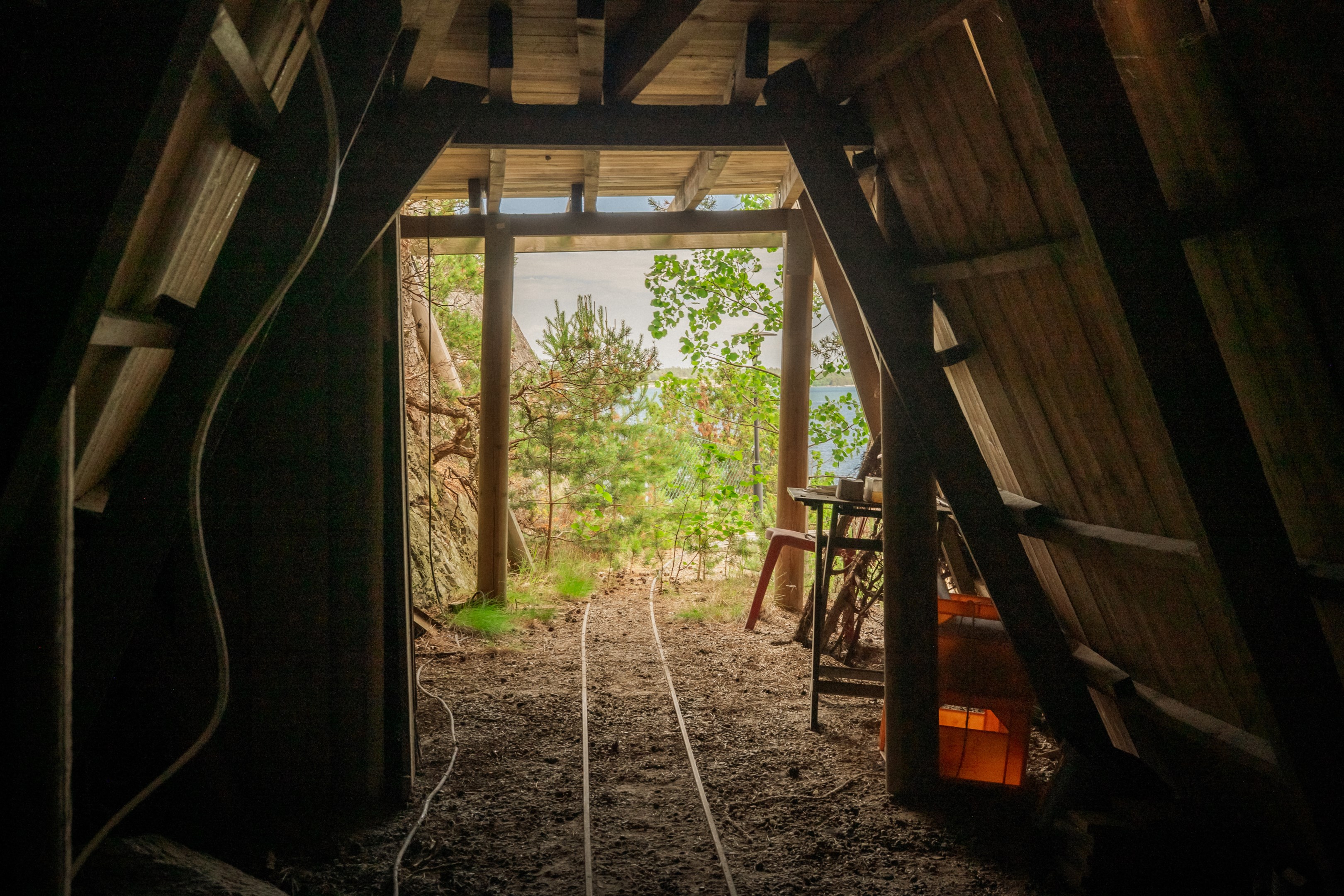 Överlåtelsen är exkluderad alla tågrelaterade inventarier. Byggnader & banvallar ingår
