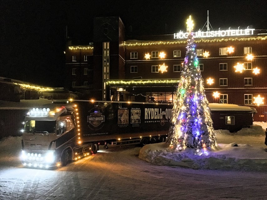 Högfjällshotellet i Sälen står i full vinterprakt – snön glittrar, ljusen skimrar