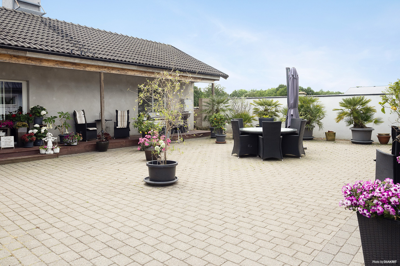 Porch med plats för avkoppling intill poolrum och skyddad innergård