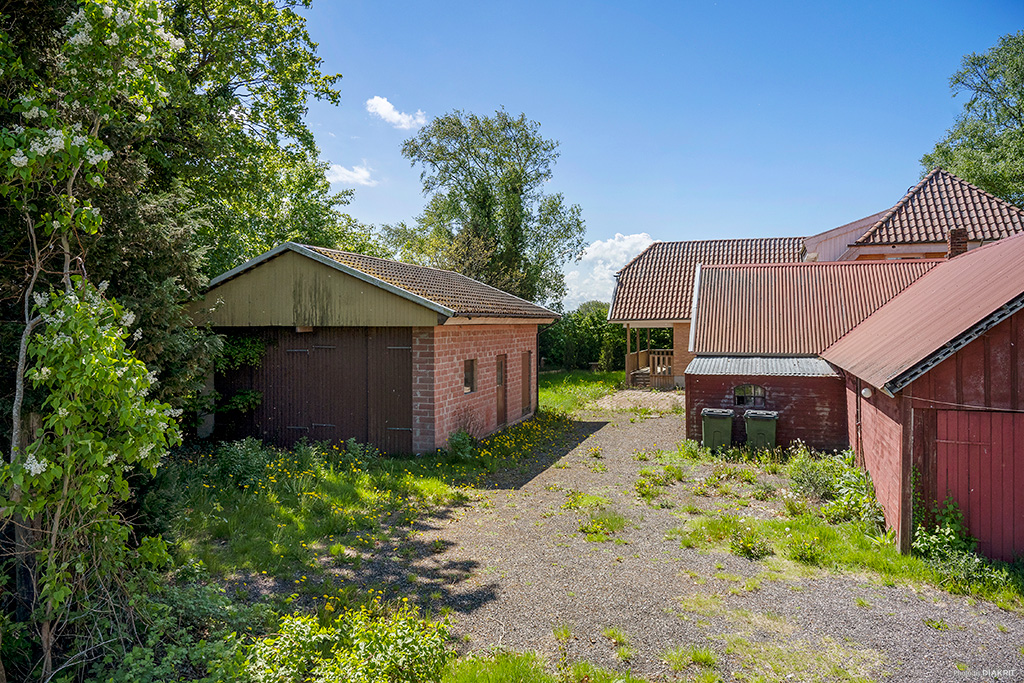 Garage och gårdsbyggnad