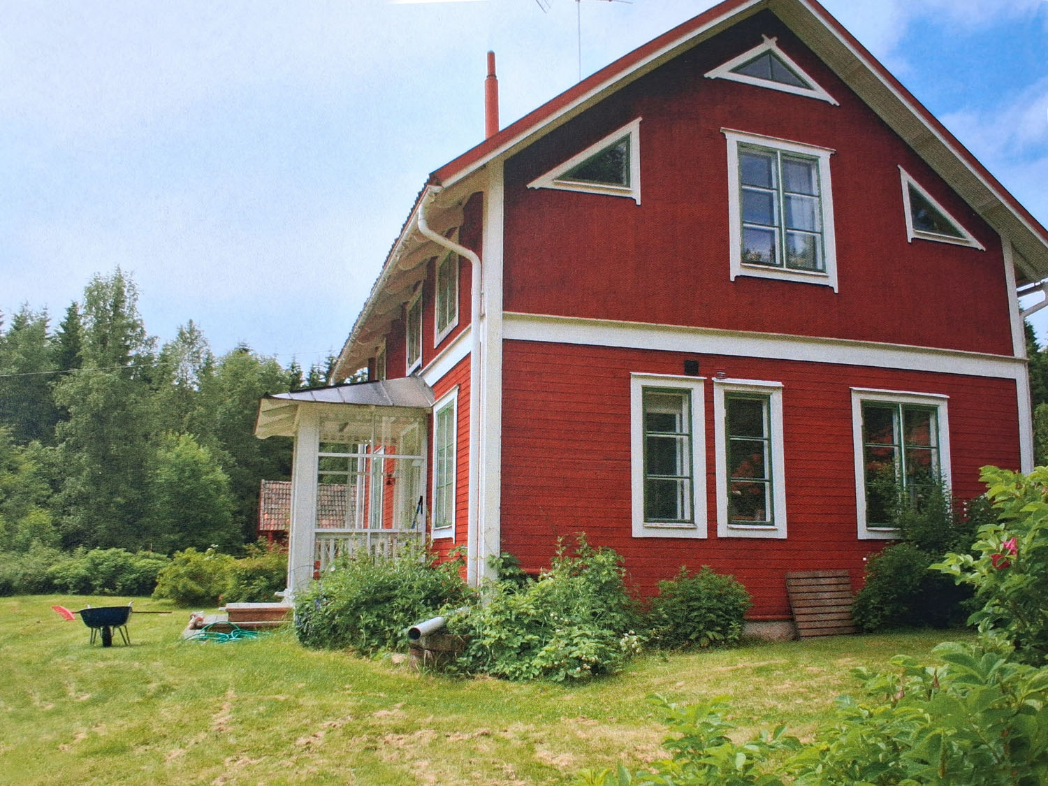 Verandan på framsidan från gavlen sett
