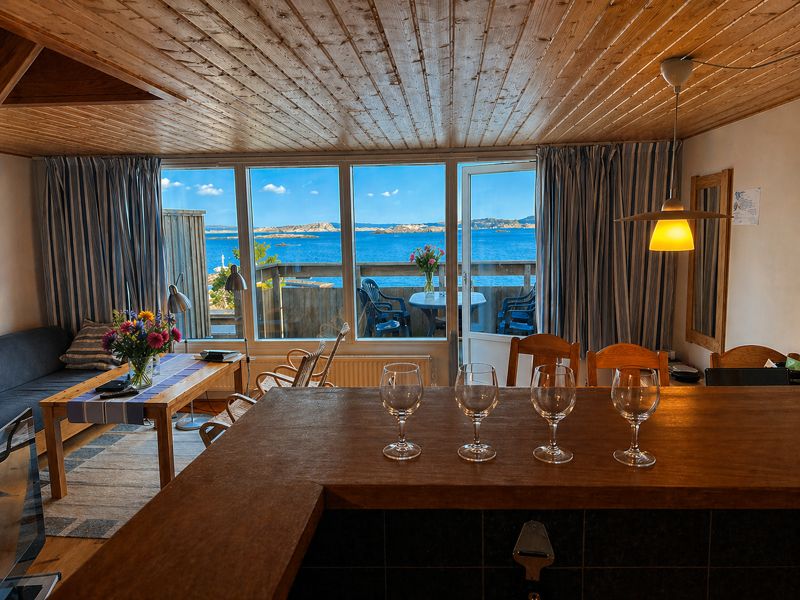 Hus med bästa läge. Alllrum, utgång till terass, badstrand, båtar..