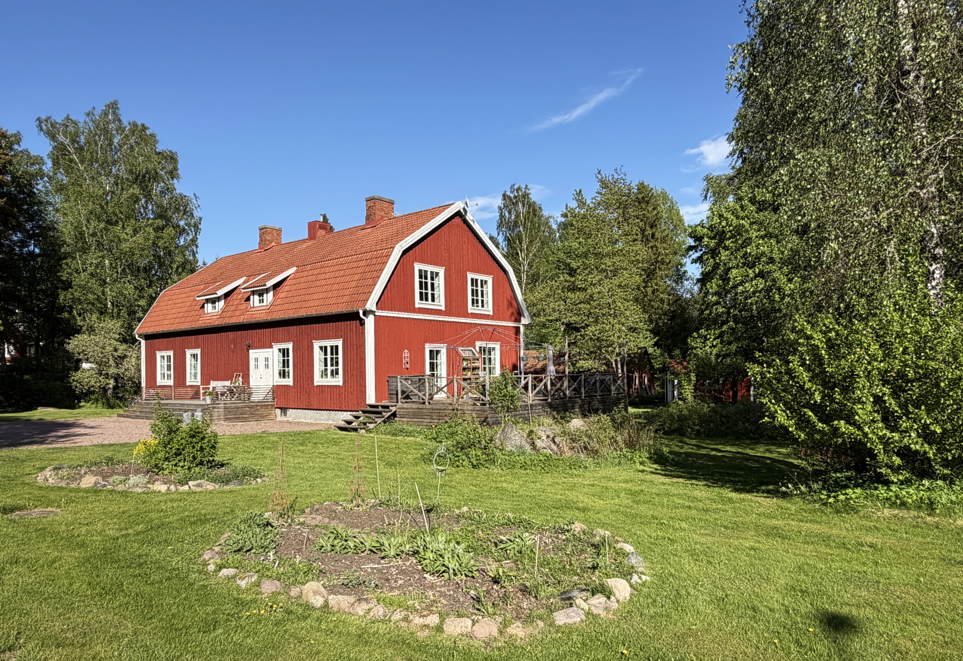 och så ligger det där. Inbäddat i grönska