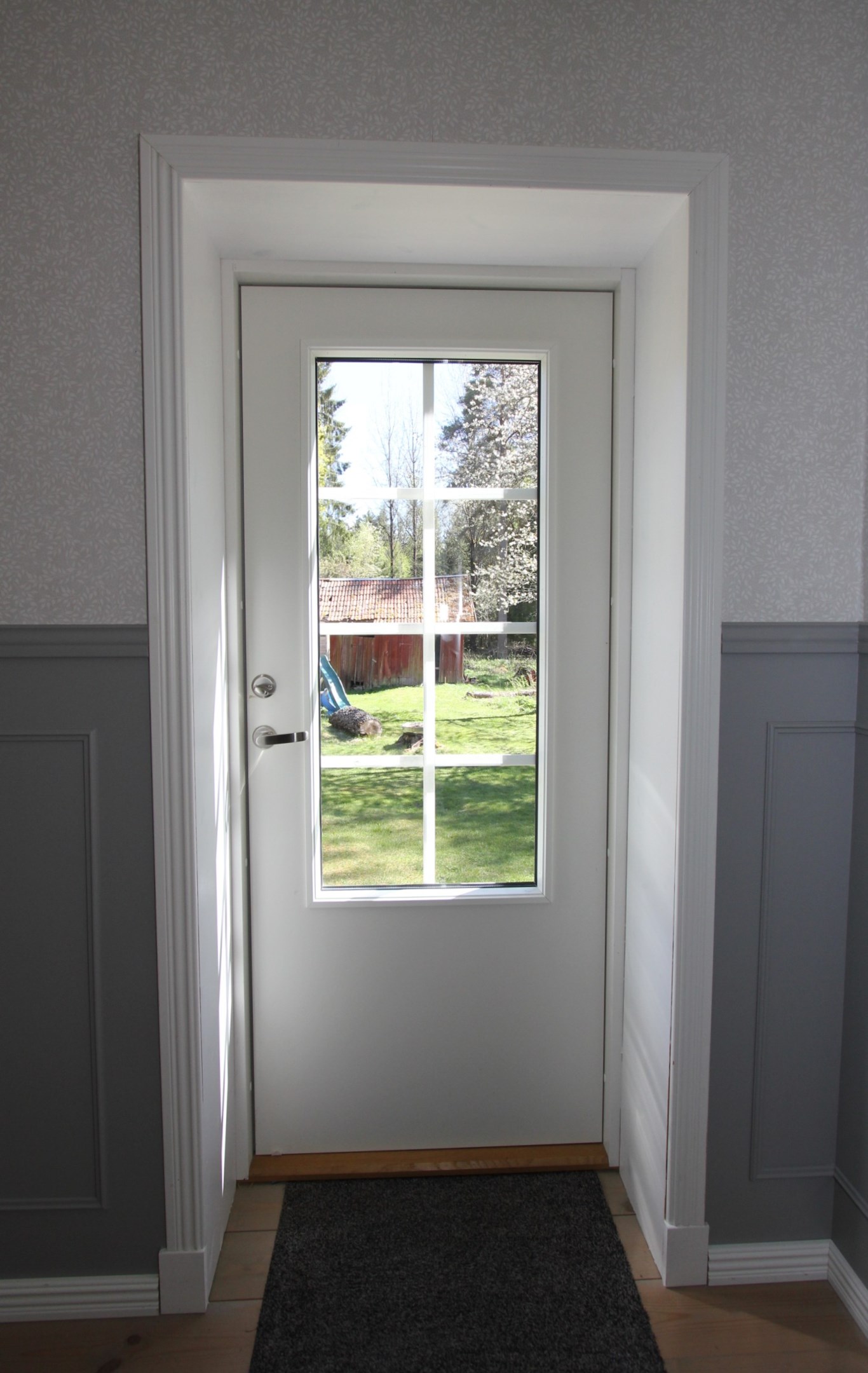 Utgång i groventrén till trädgården