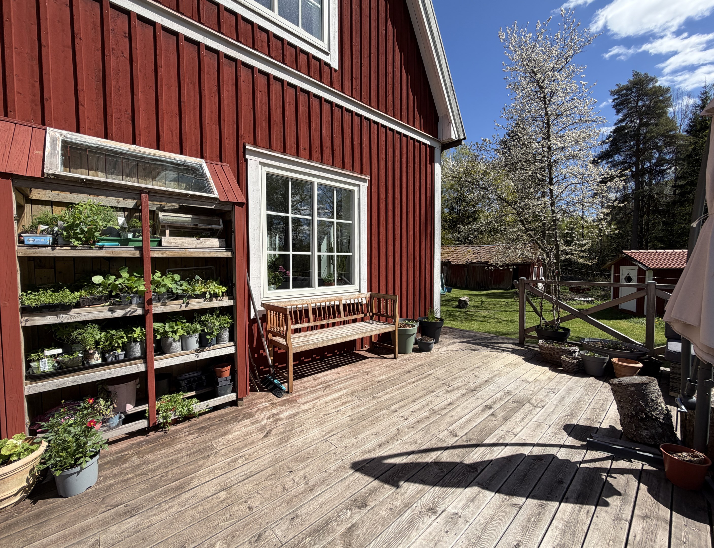 Här finns plats för både sitthörna, matbord, grill och odling!