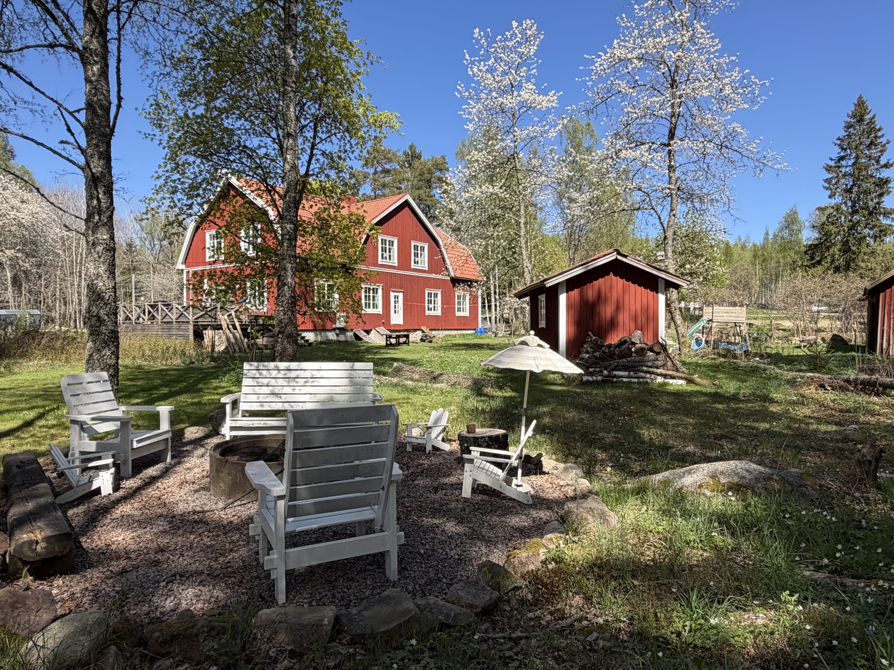 Grillplats nere i skuggan