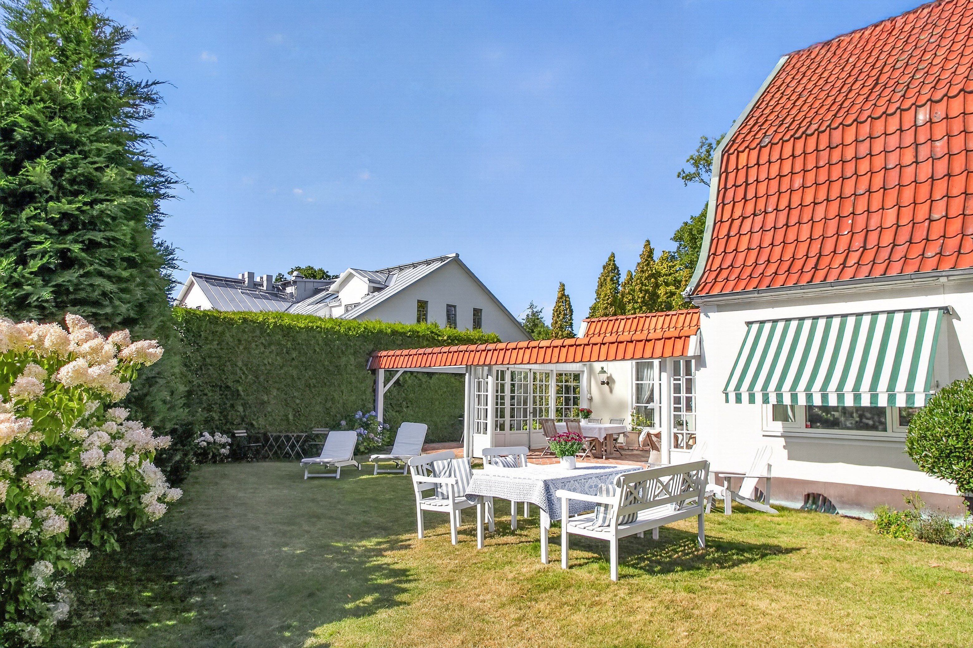 Uteplatser under tak och i trädgården