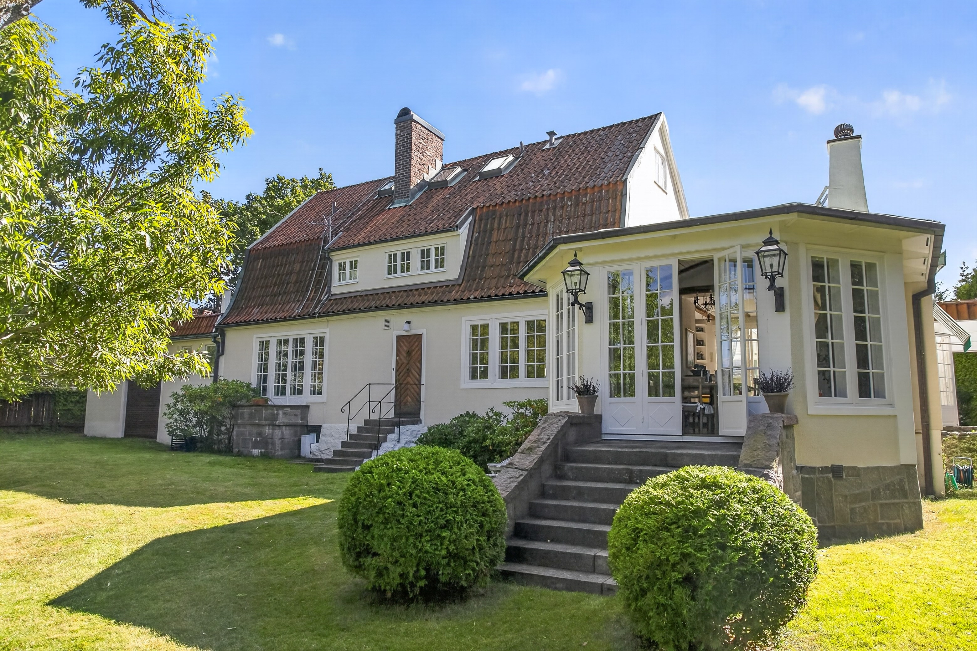 Hus och trädgård i harmoni