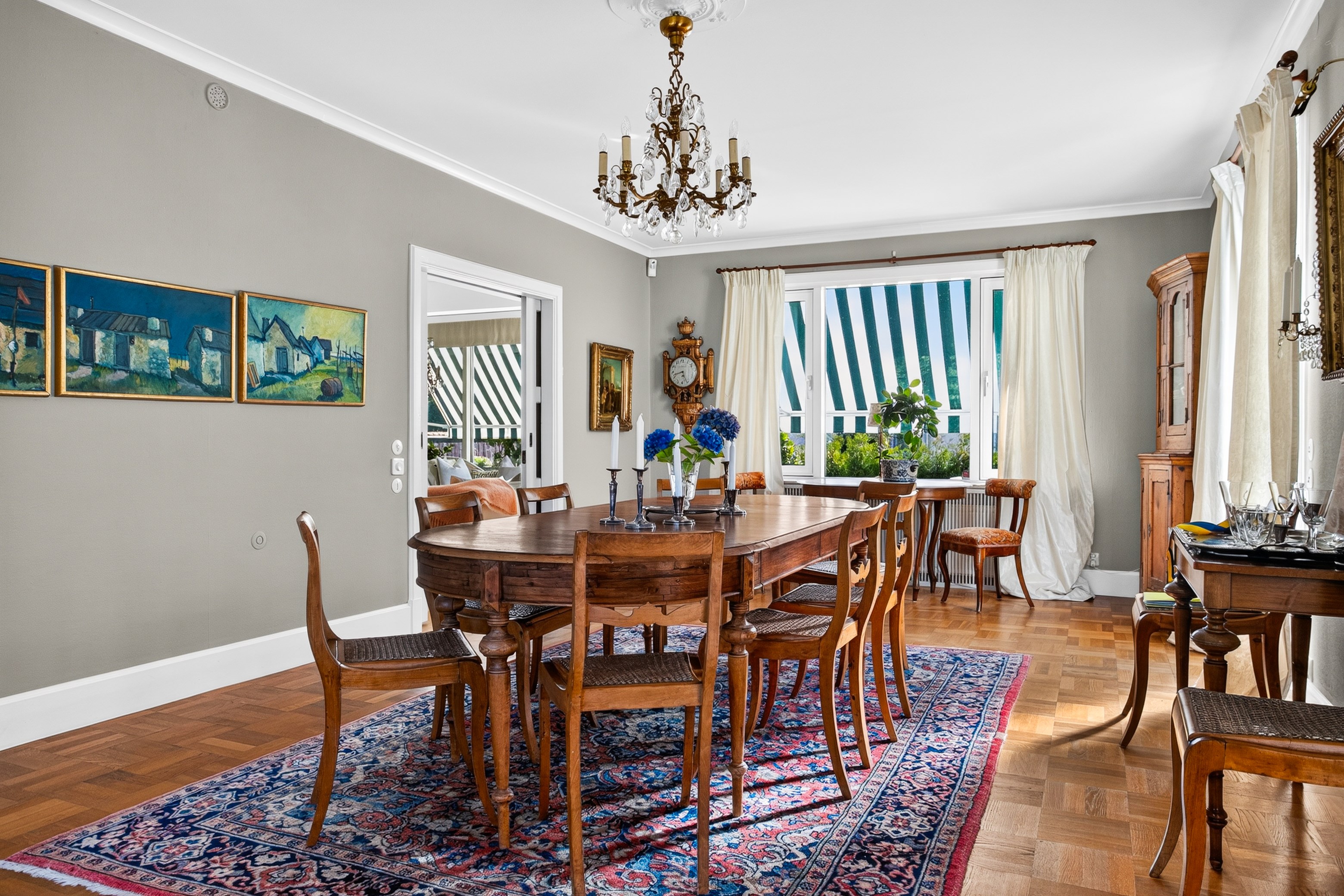 Matsal med plats för familj och vänner