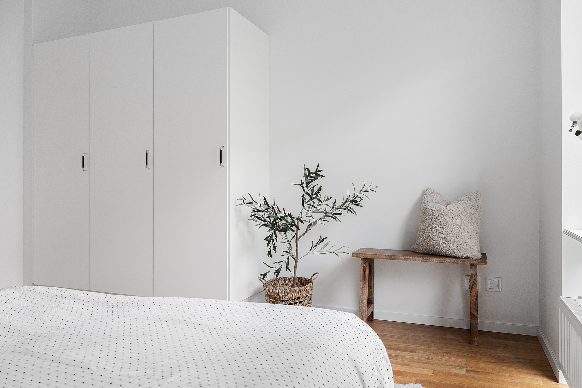 Masterbedroom med förvaring i form av garderober