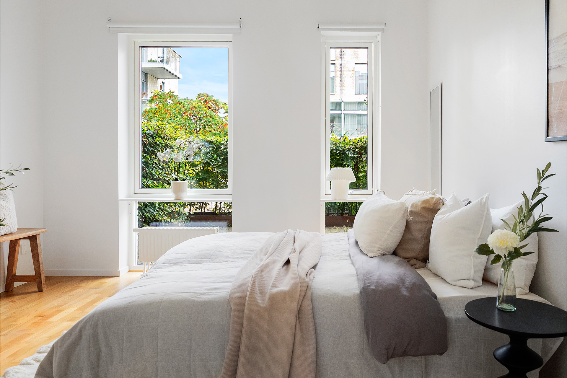 Masterbedroom med utsikt om innergård