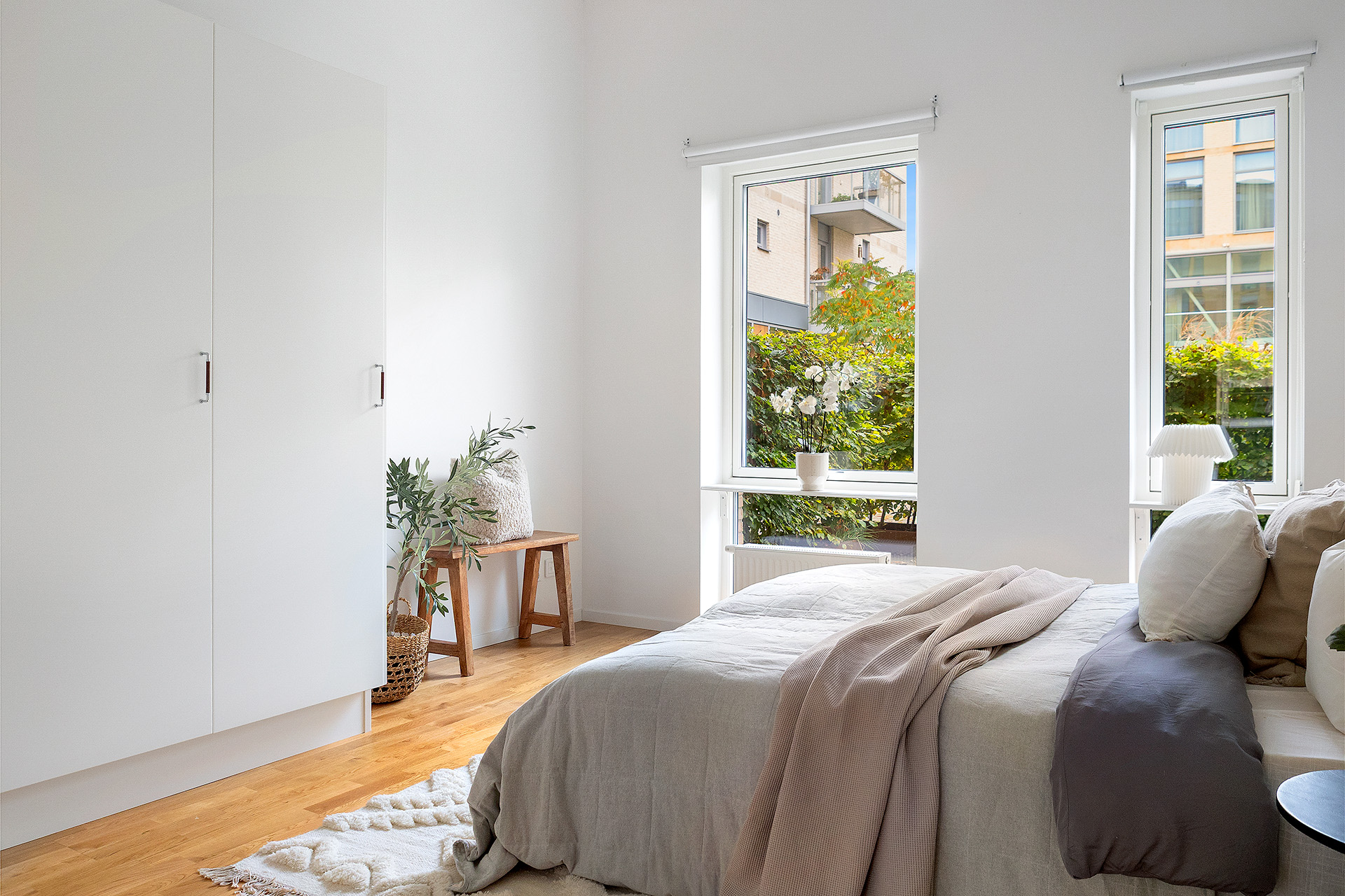 Masterbedroom med gott om förvaring