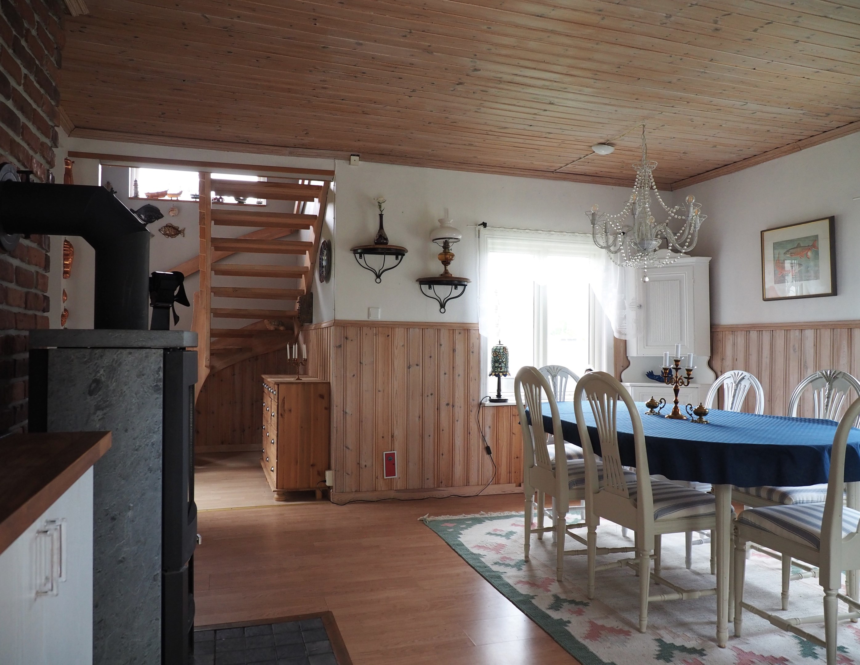 Kök med matplats och vedkamin