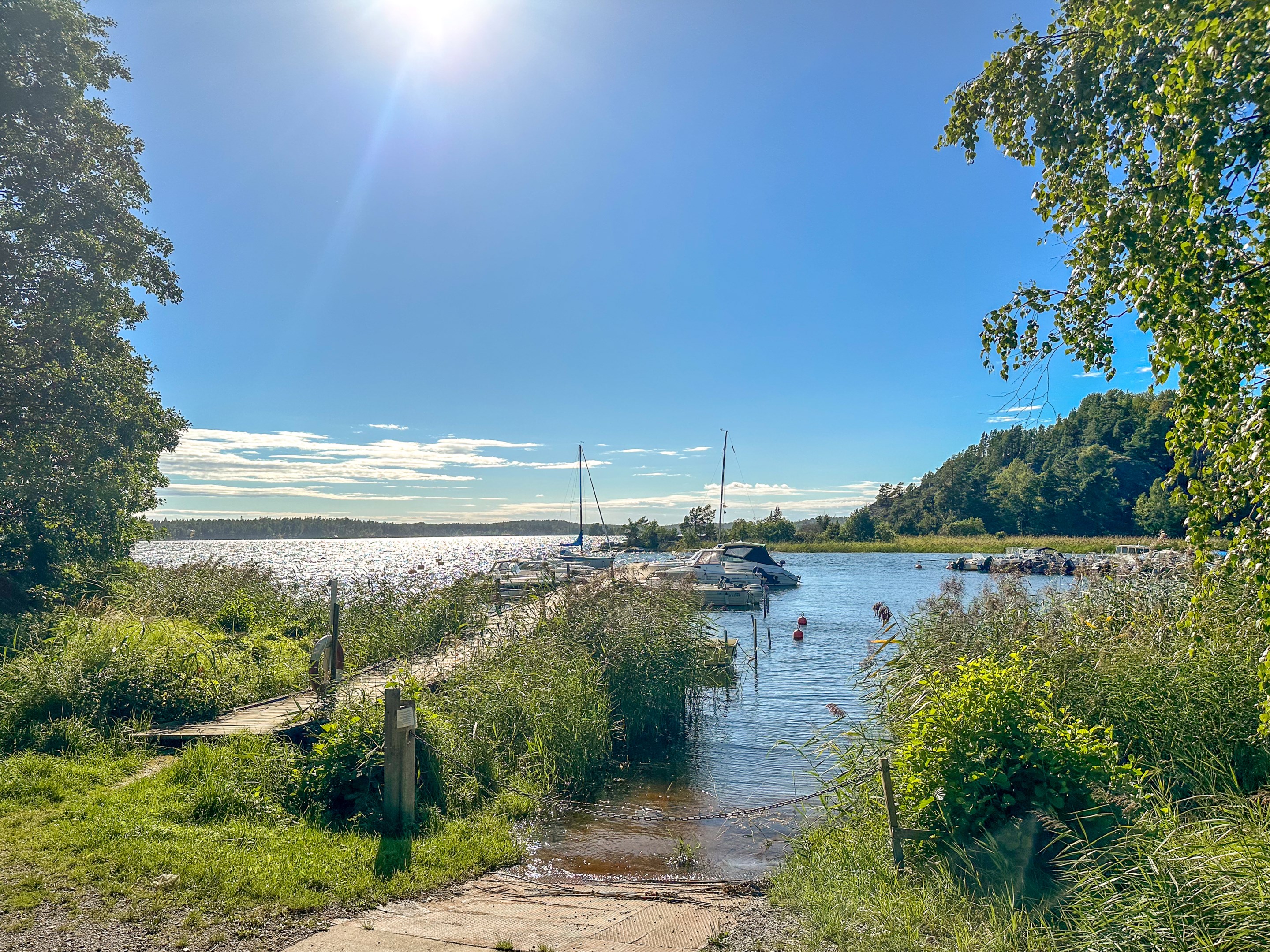I sydväst gränsar Fagerholm till Ängövfjärden där den mellersta skärgården tar vid