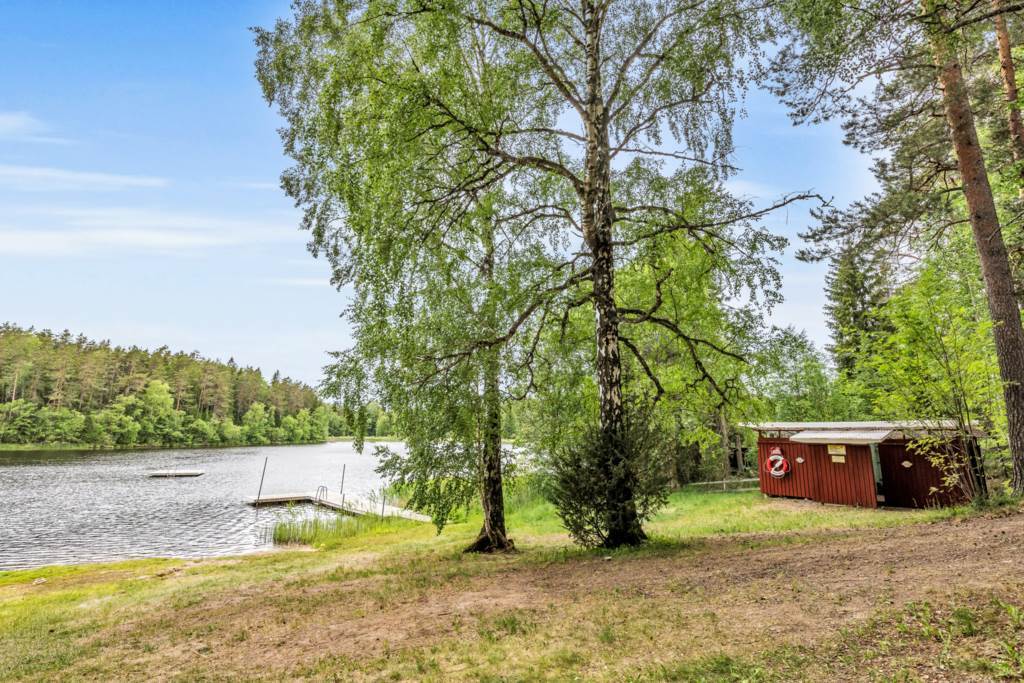 Granne med badplats vid Smalsjön