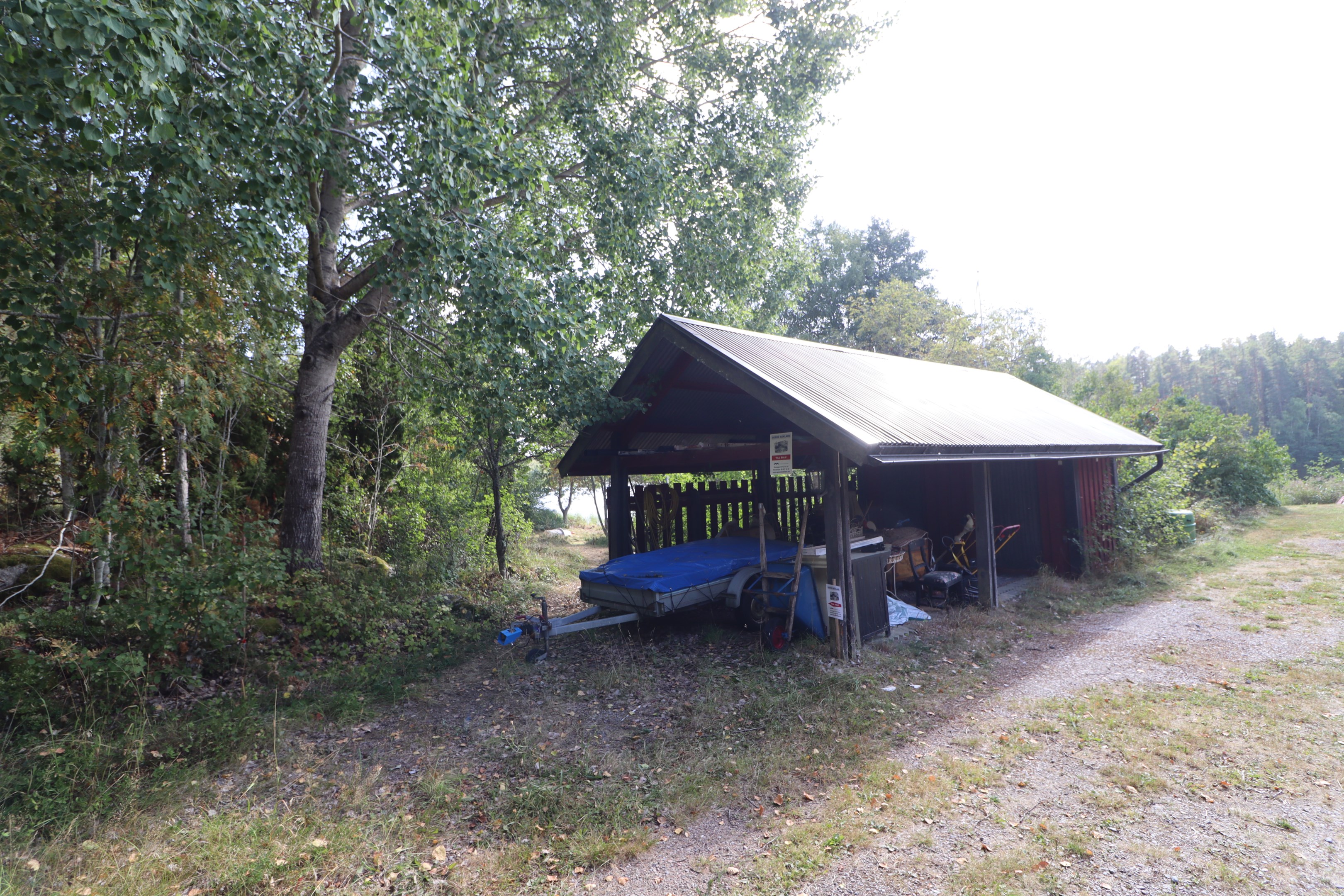 Carport med förråd som står på 3:27