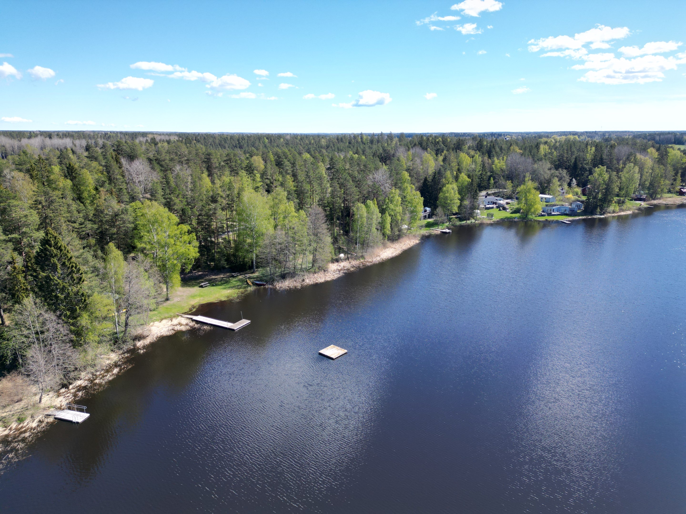 Egna bryggan till vänster samt allmän badplats vid Smalsjön