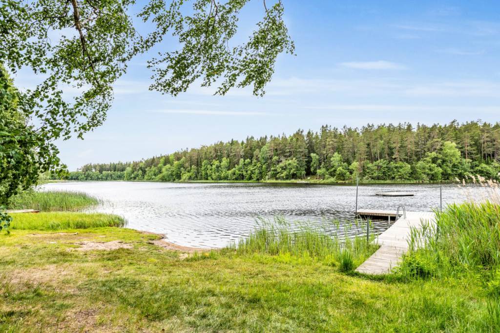 Granne med badplats vid Smalsjön