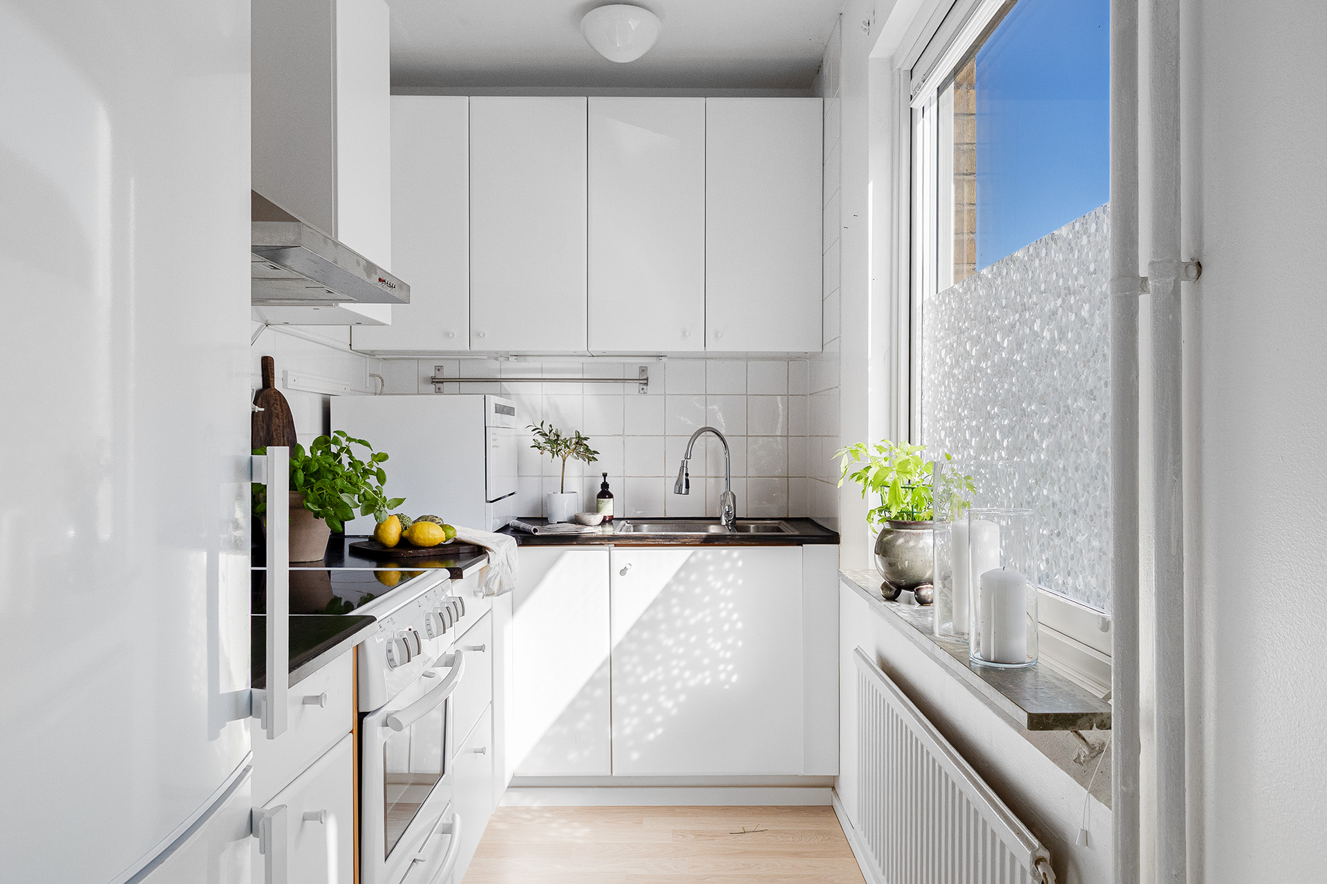 Mindre kök med fönster mot gatan