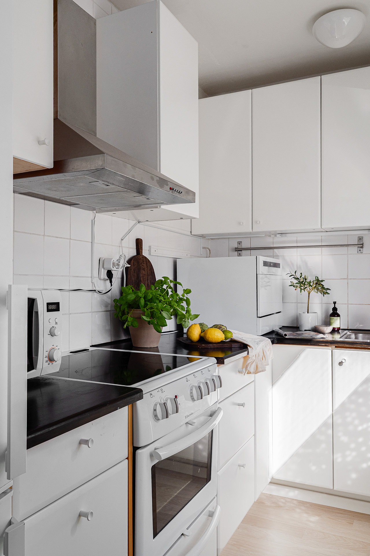 Kök med bänkdiskmaskin