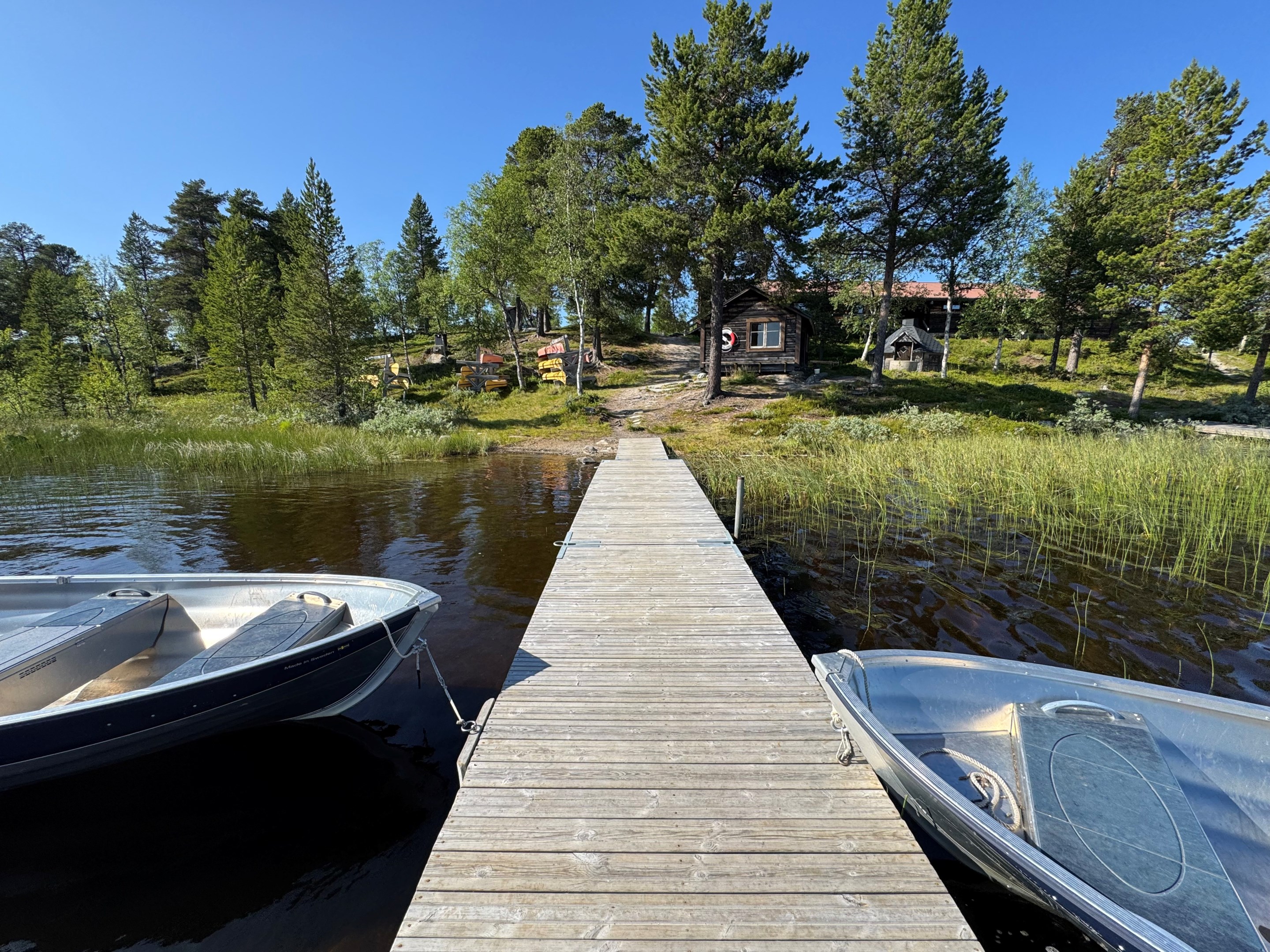 Brygga med Fjällvattnets båtar