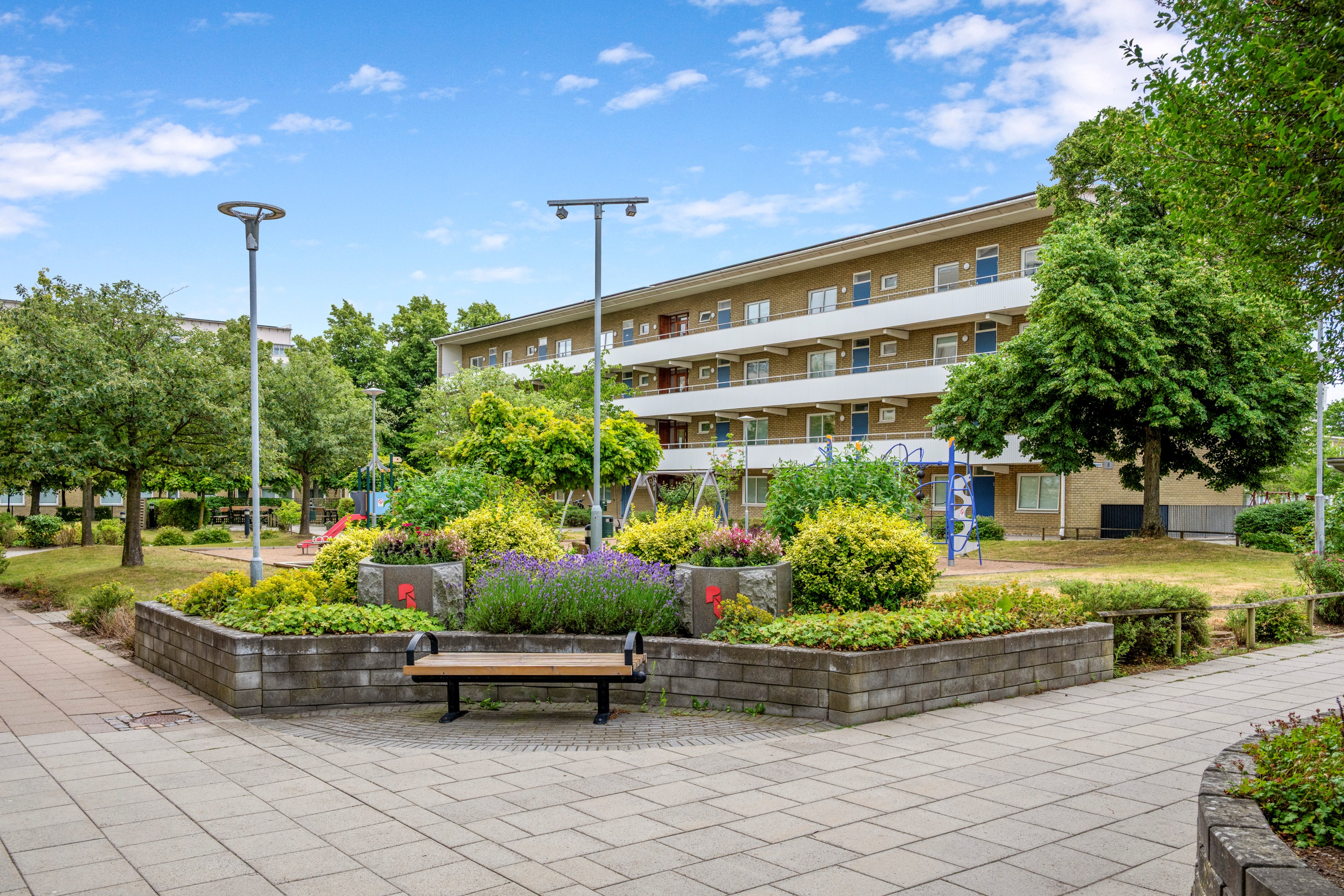 Välskött gård med fina planteringar