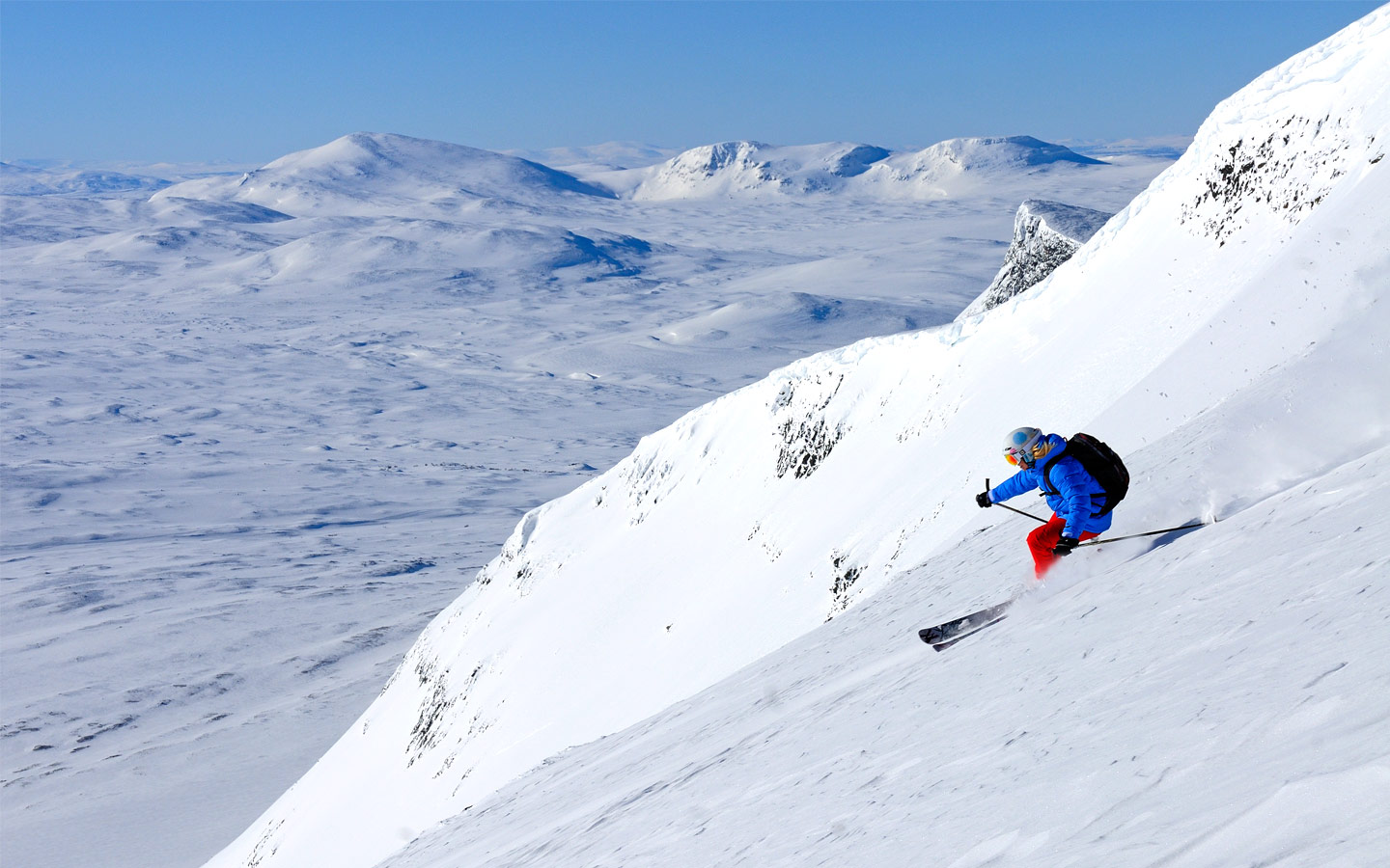   I Funäsfjällen hittar över man 140 backar på ett liftkort i Skandinaviens kanske största skidomr