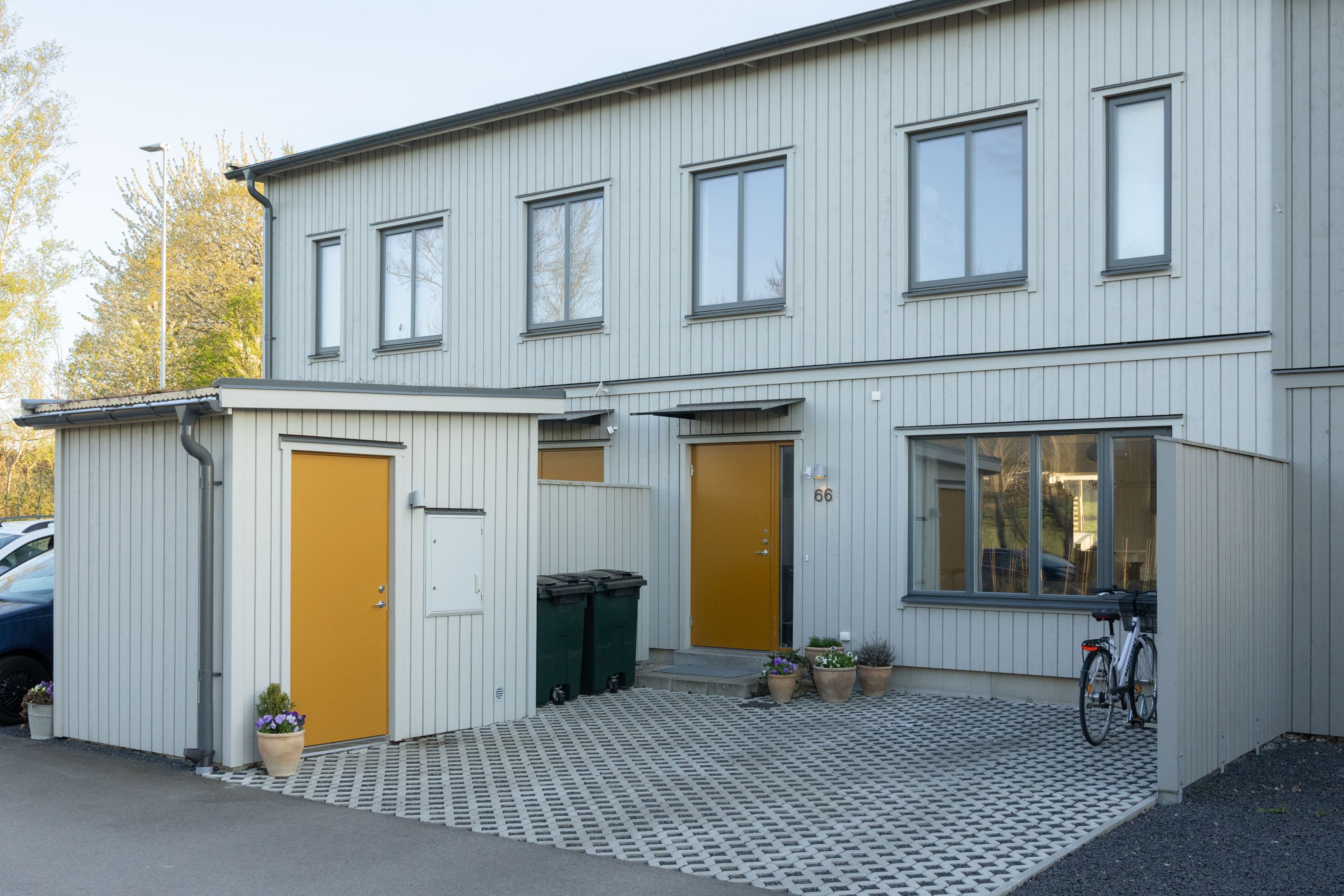 Framsida med uppfart och förråd