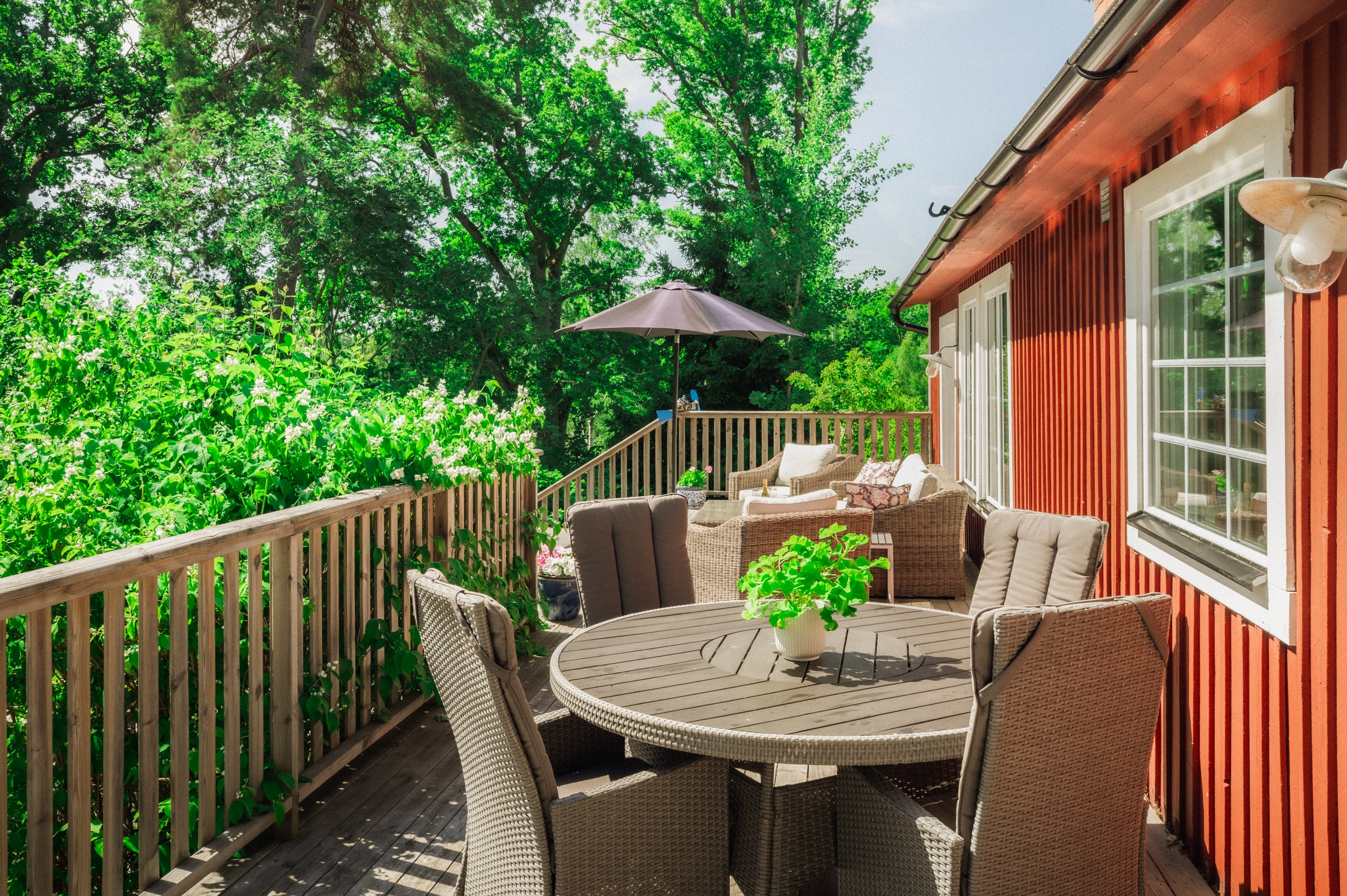 Terrassen i direkt anslutning till kök och matrum