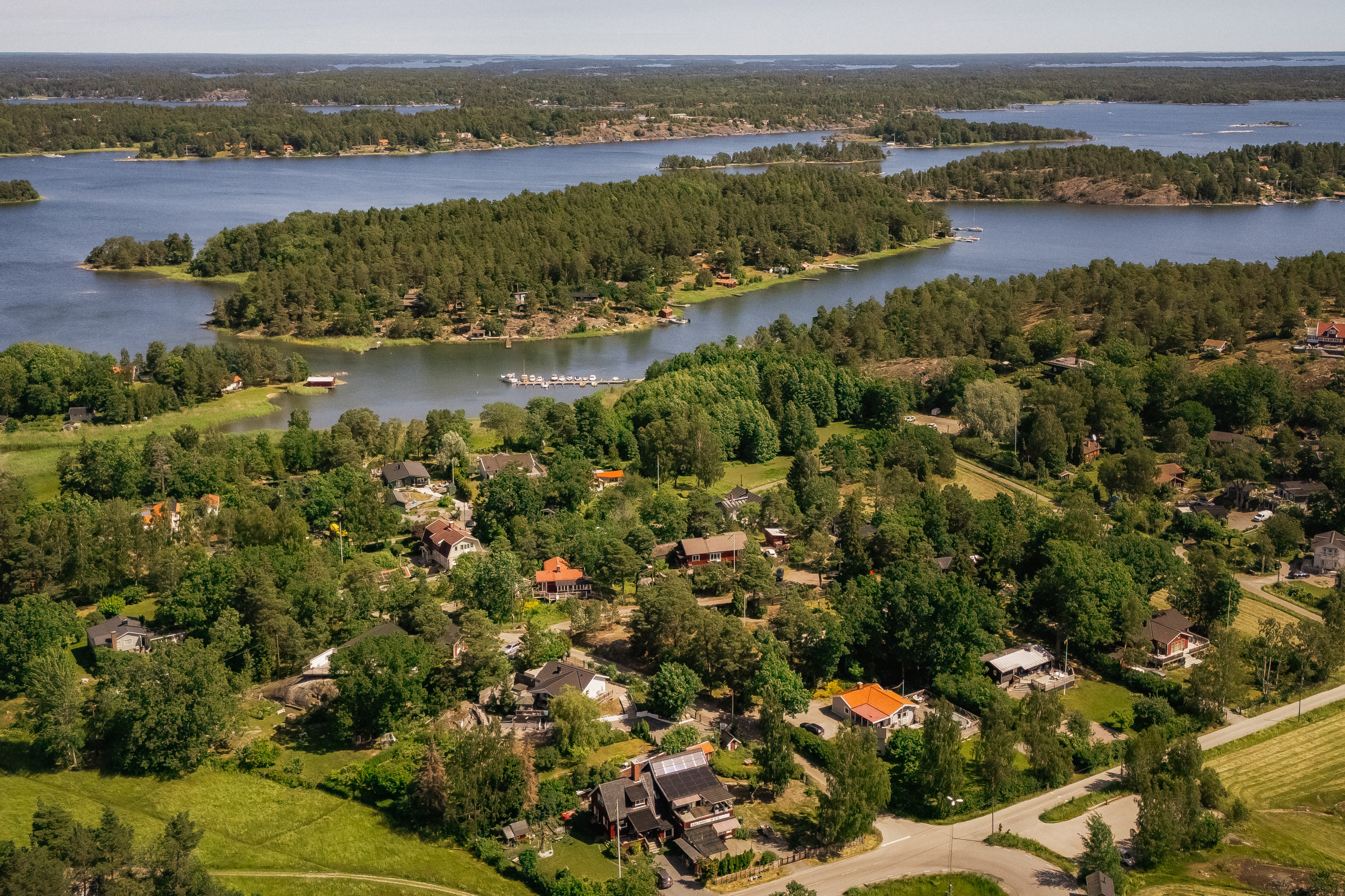 Avskilt men samtidigt närhet till såväl bussen som badstränder och vackra naturområden