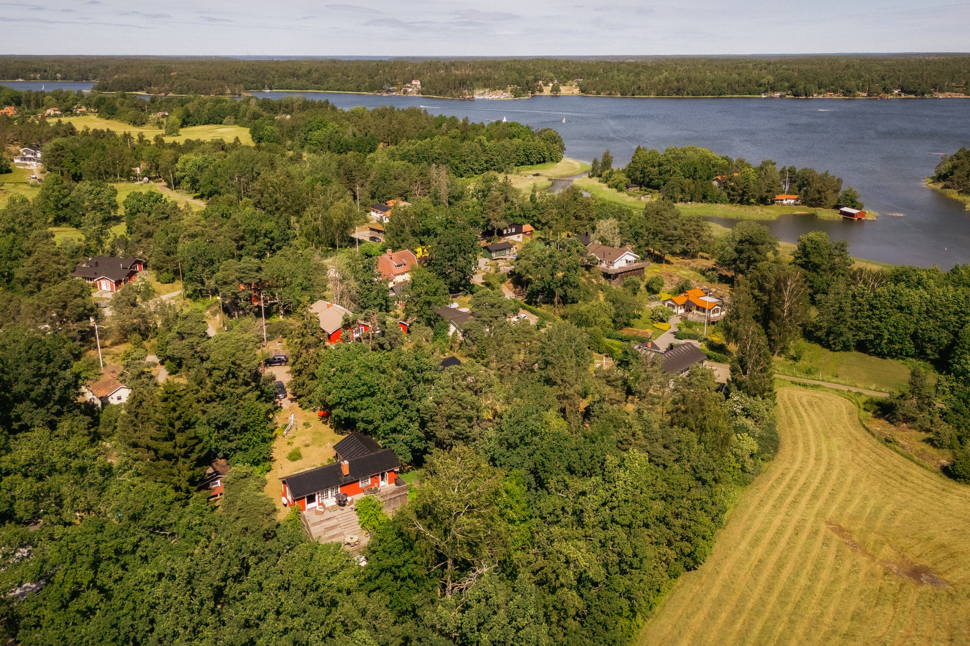 Via ängen nås närmsta badstrand, knappt 500 m bort