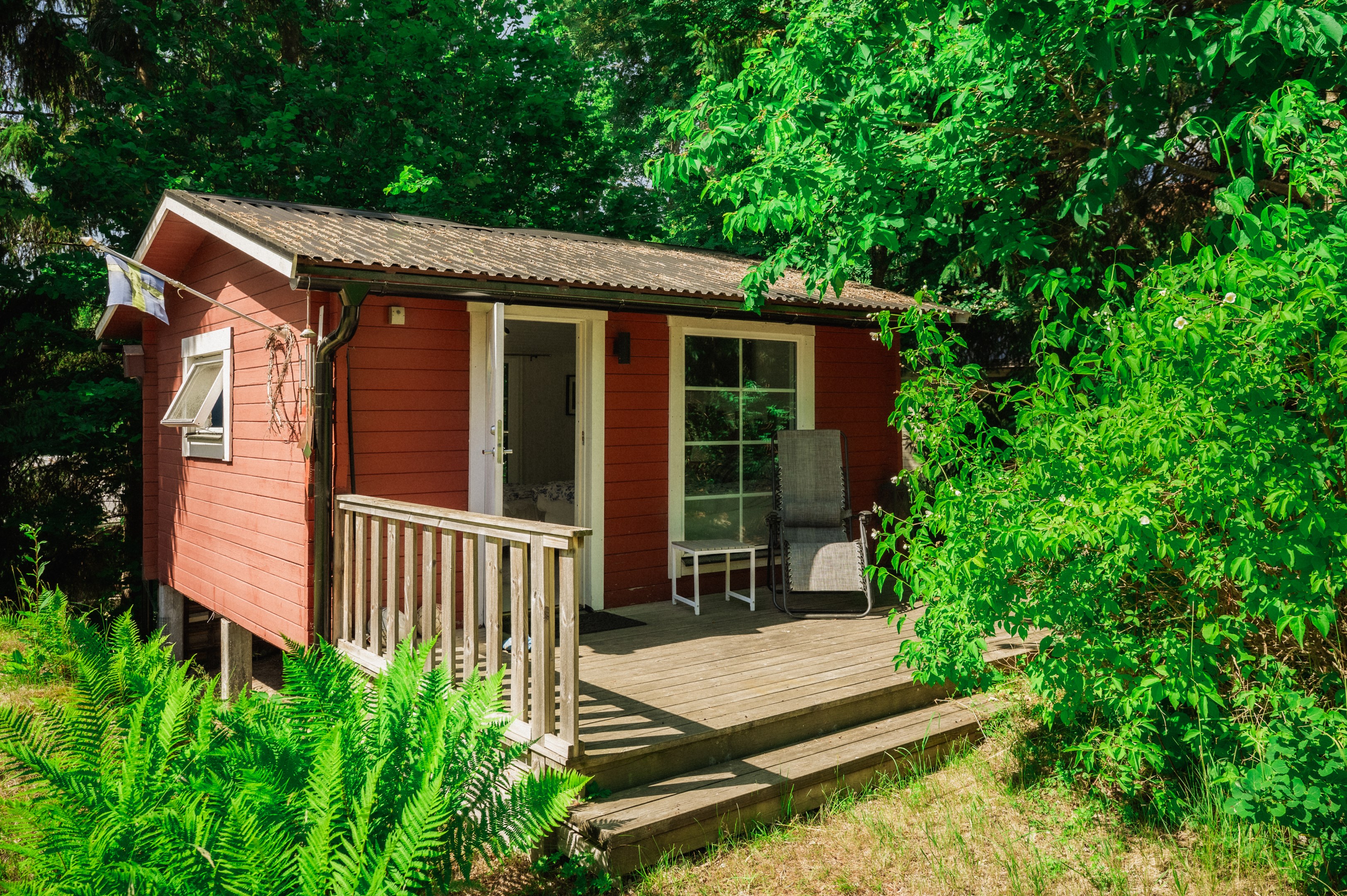 Gäststuga med privat läge sydväst om huset