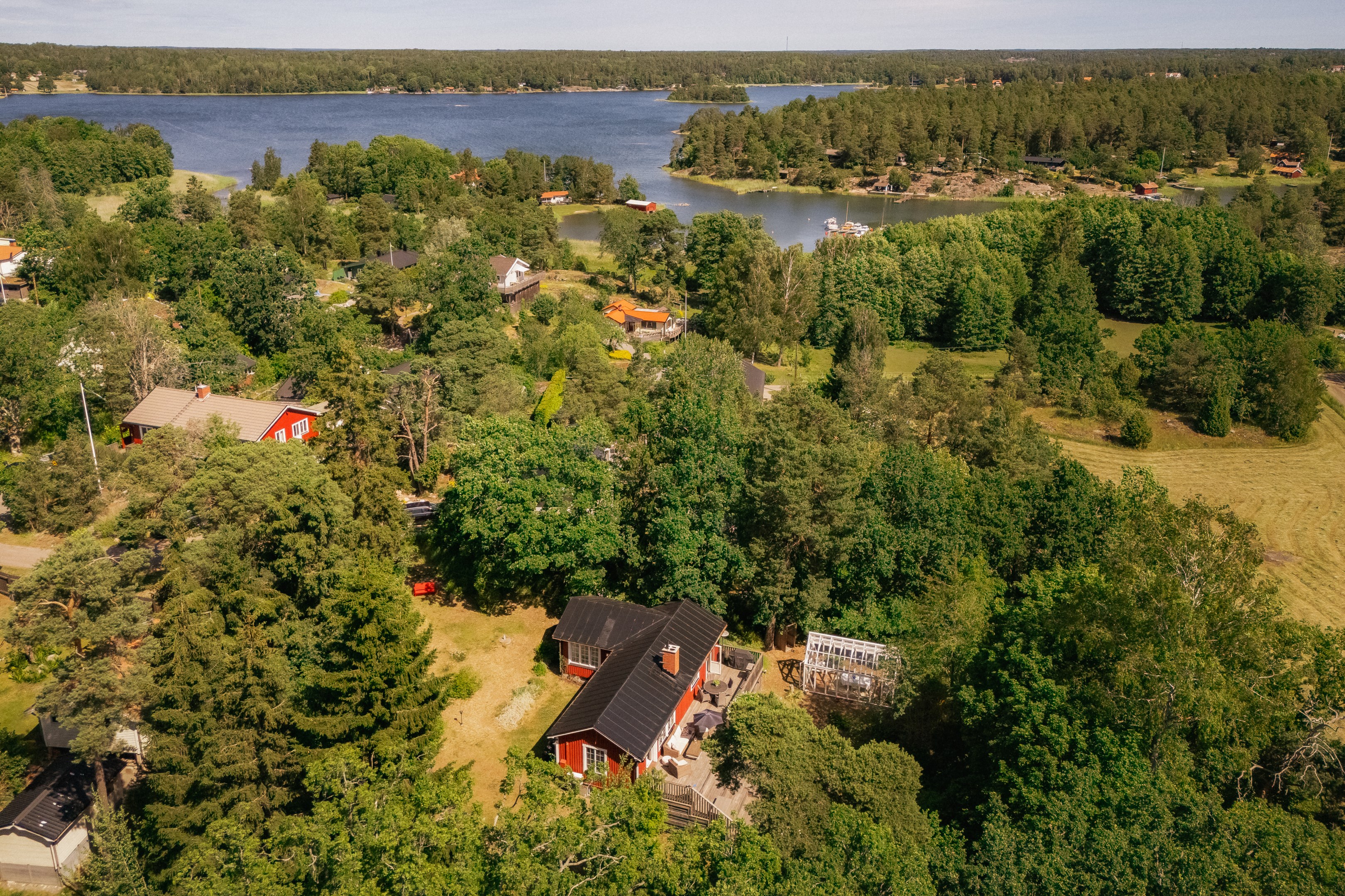 Tomten har ett privat läge inramad av grönska