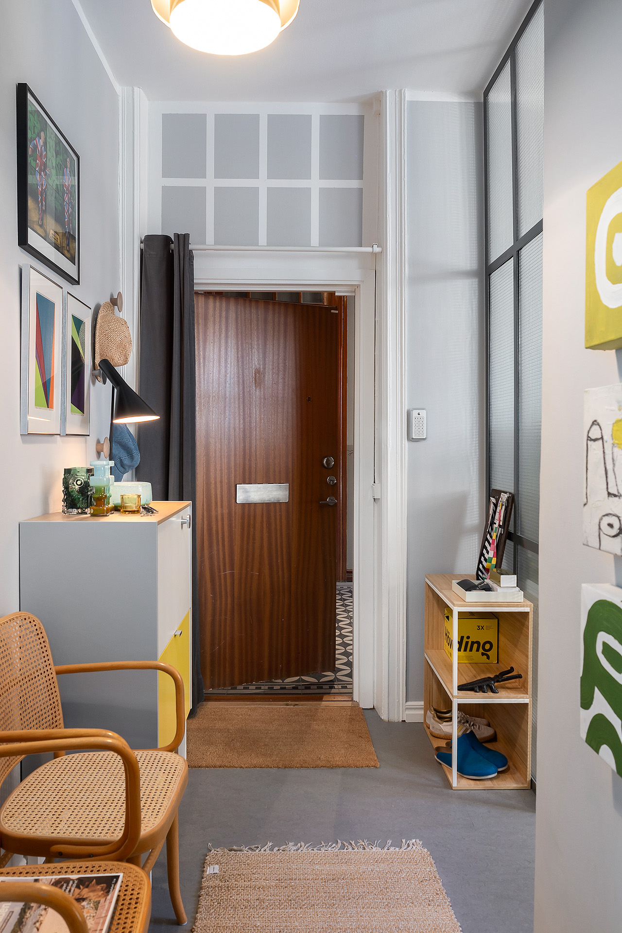 Hall med ett vackert trapphus utanför