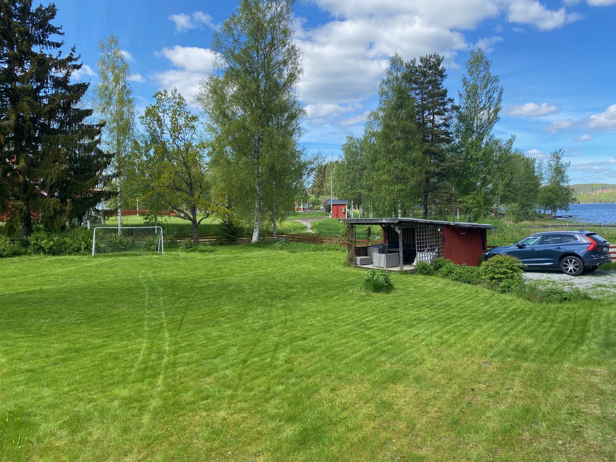Trädgård med stor gräsyta