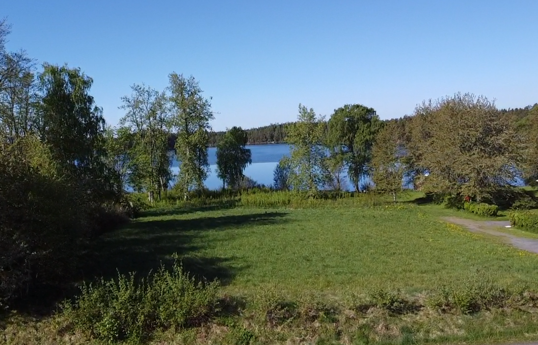 De tv tomterna som går ner mot sjön!