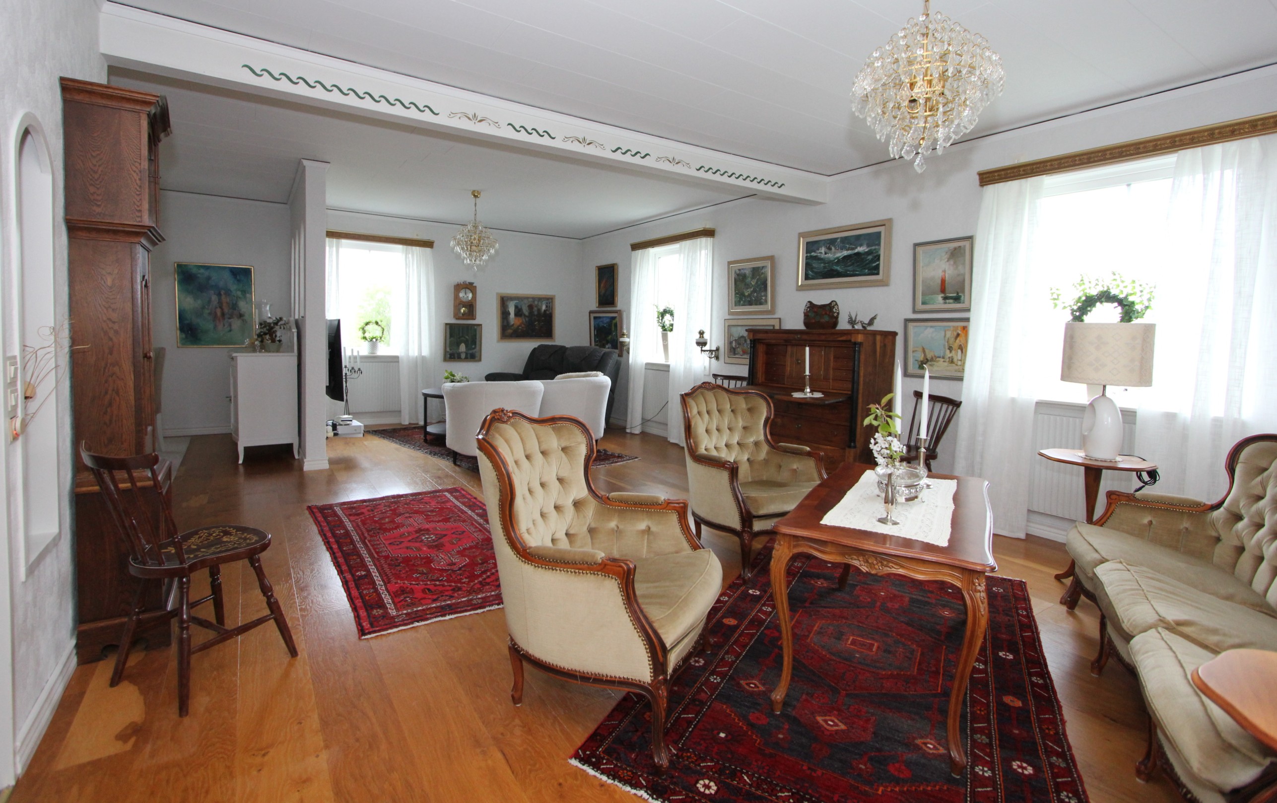 Ljust stort vardagsrum