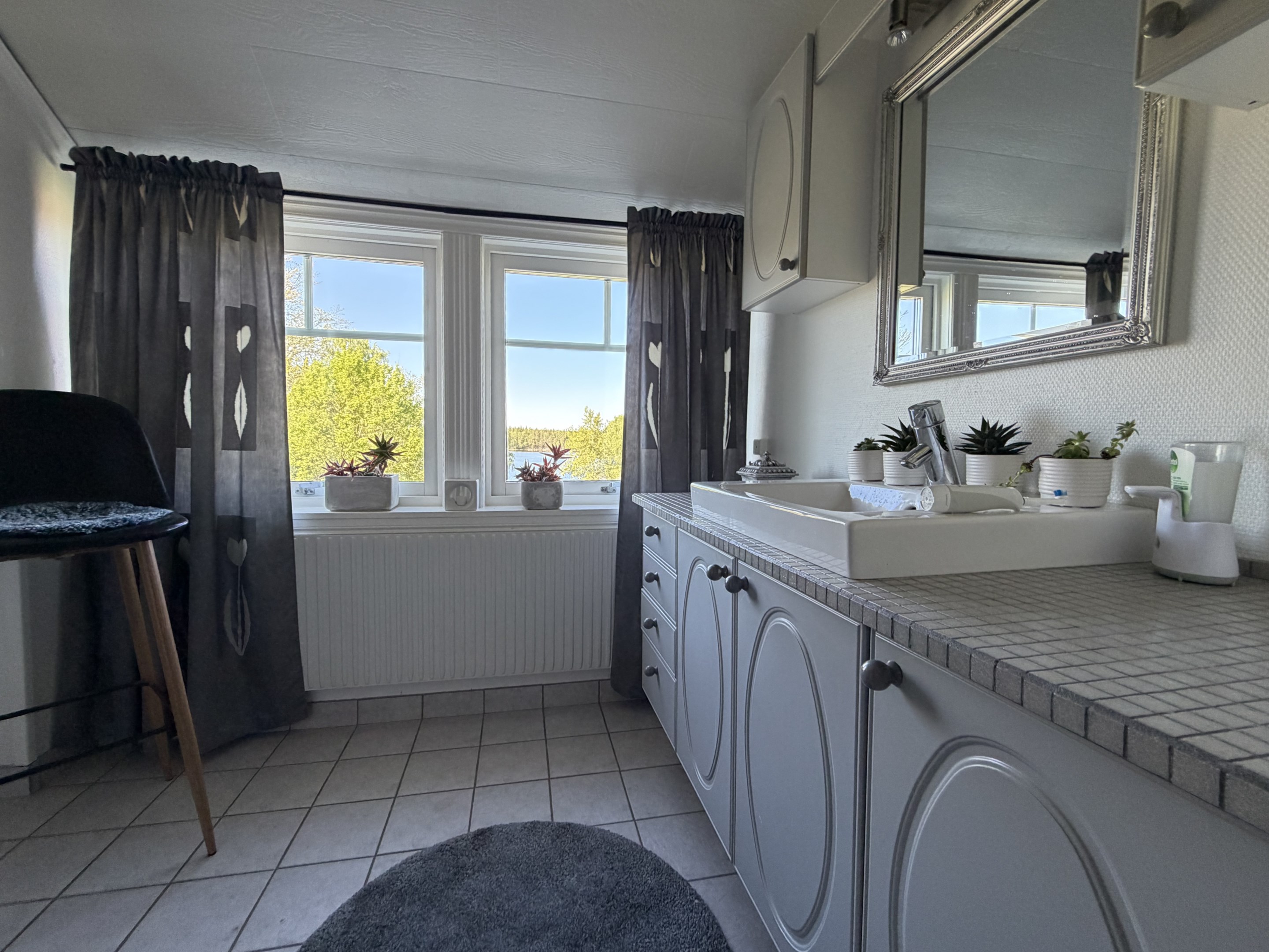 Badrum med sjöutsikt!