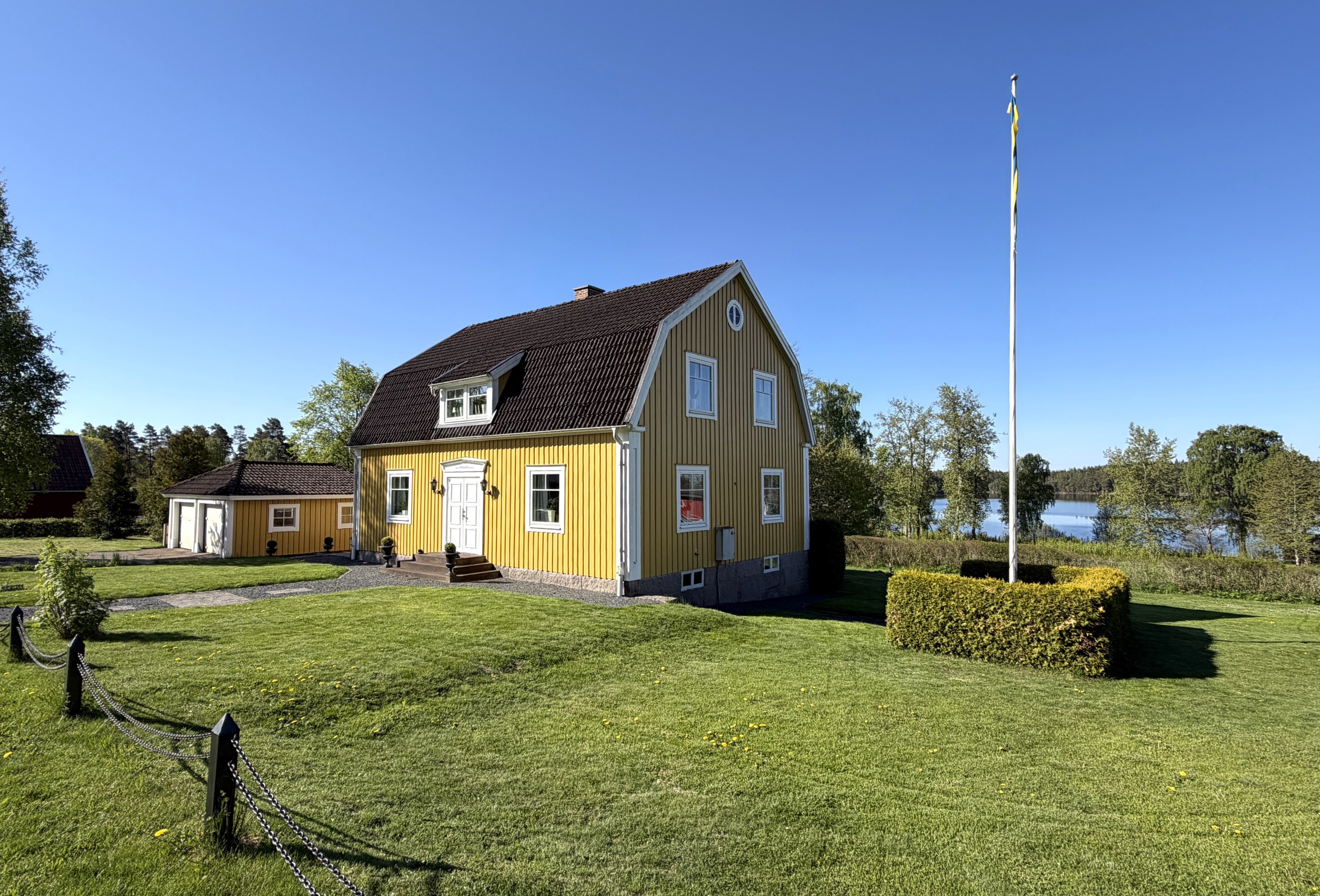Med sjön nära!