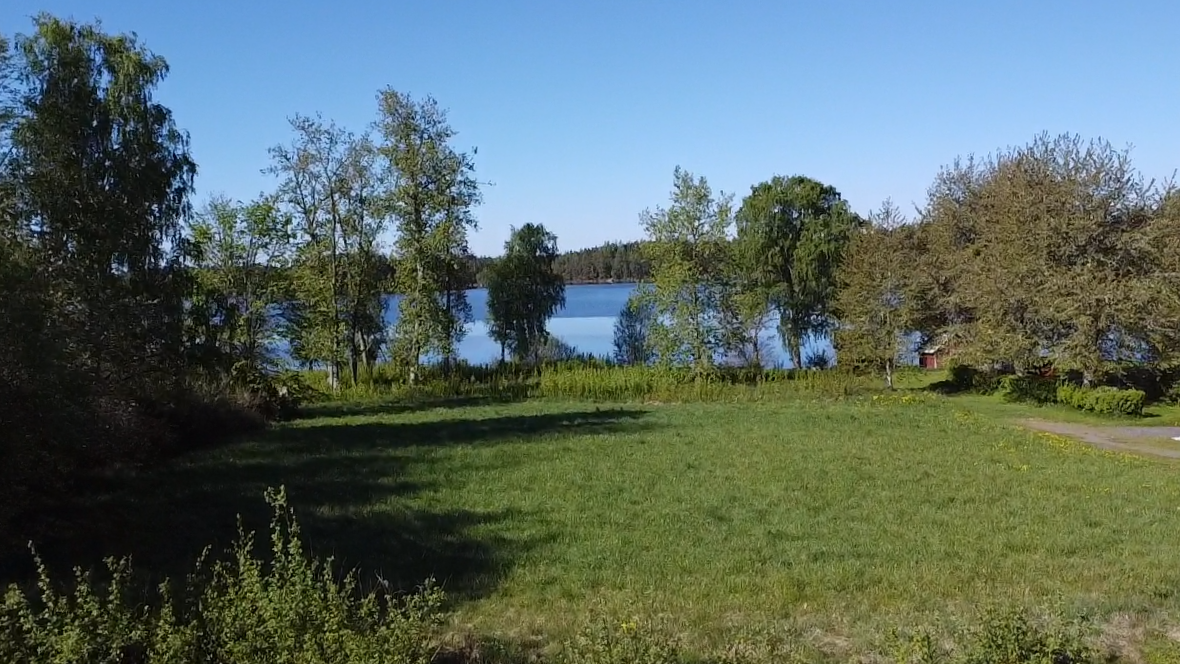 Tomterna ner mot sjön