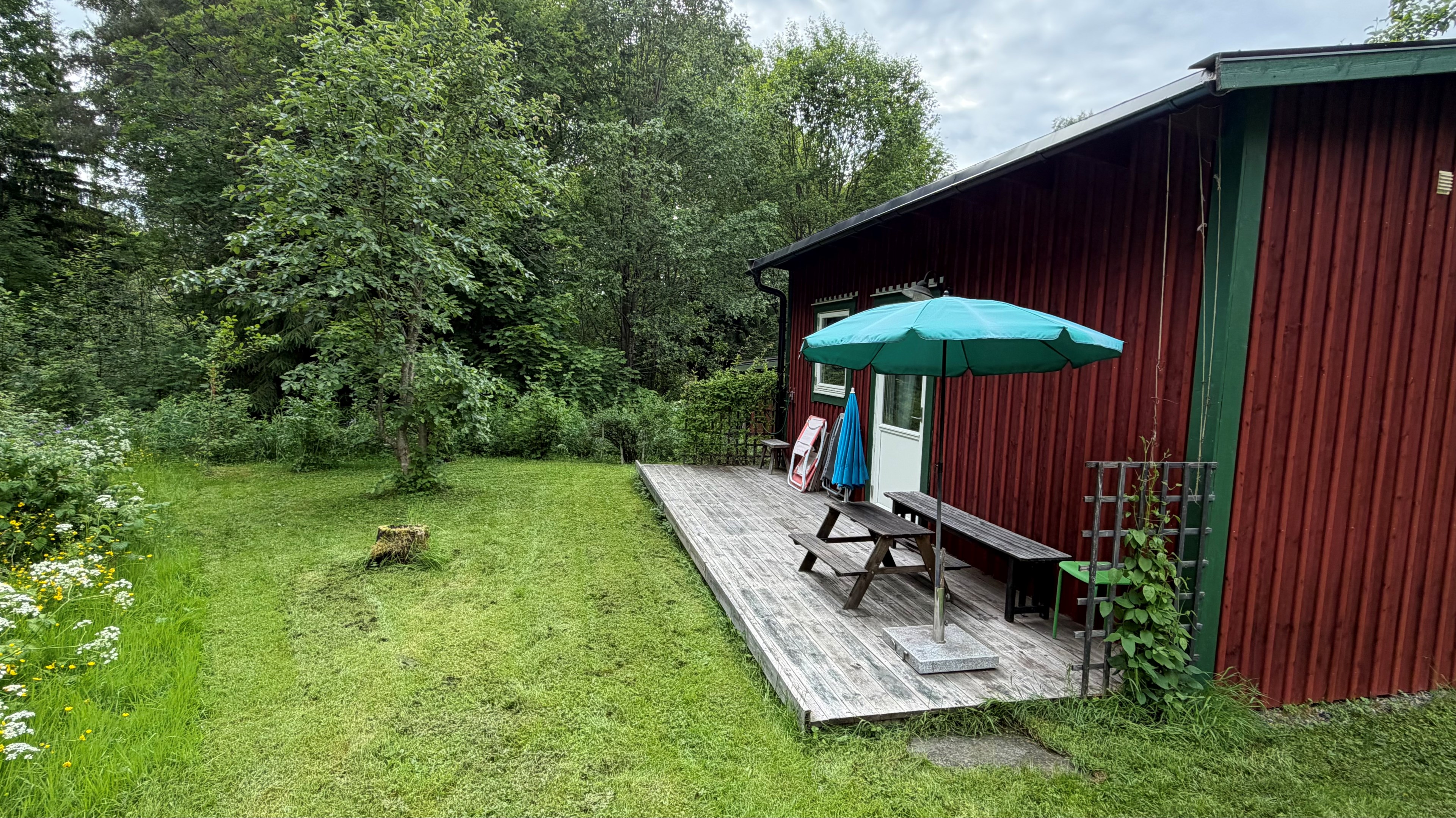 Attefallshus med egen altan
