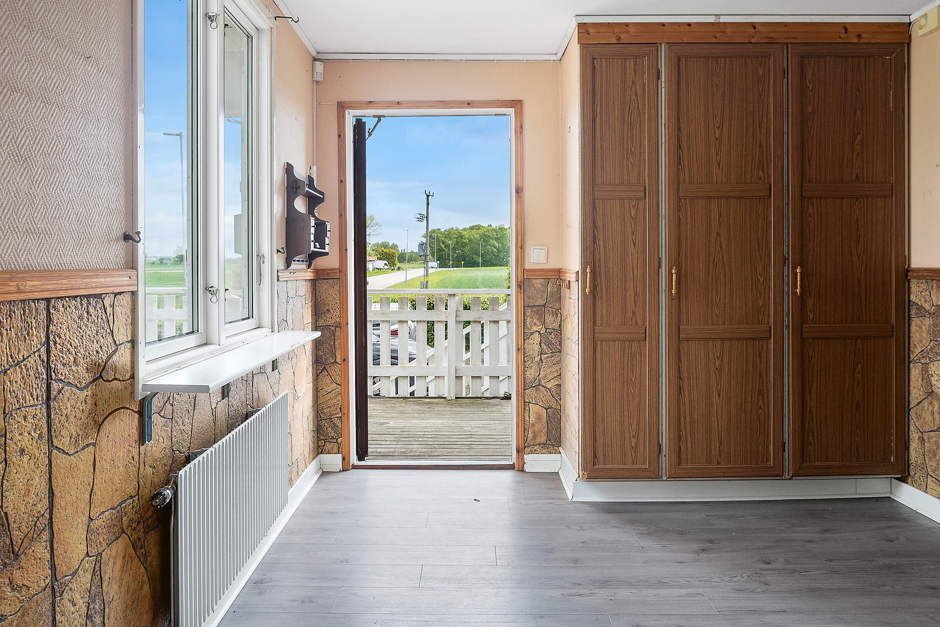 Stor välkomnade hall med mycket plats