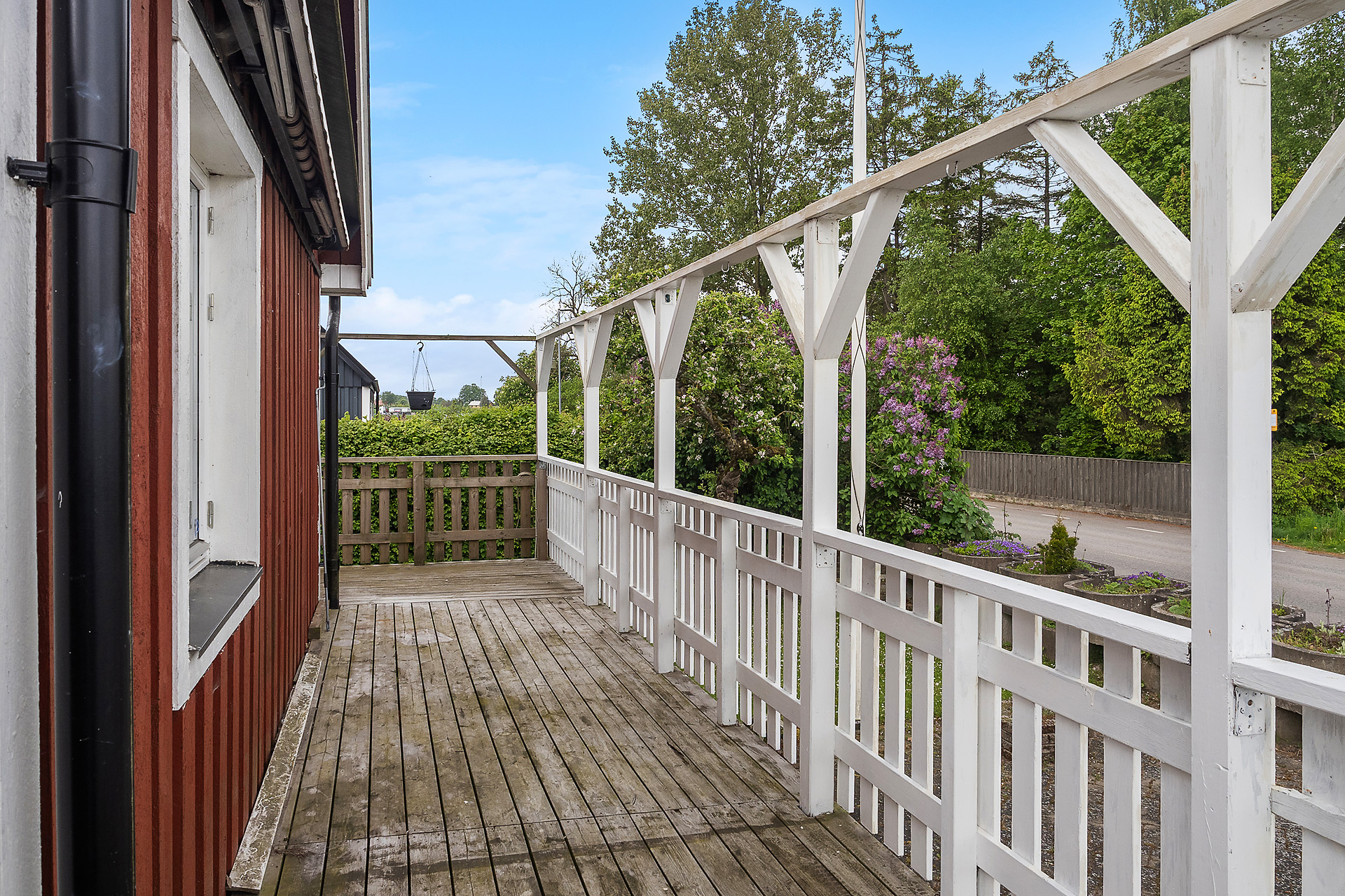 Trevlig terrass runt hela huset